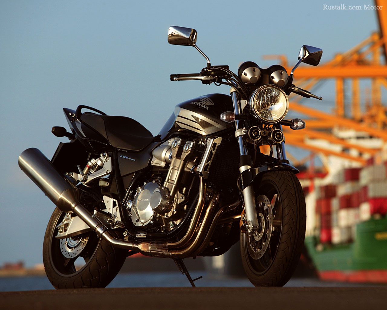 بک گراند موتور مشهور و قدرتمند به عنوان Honda CB1300