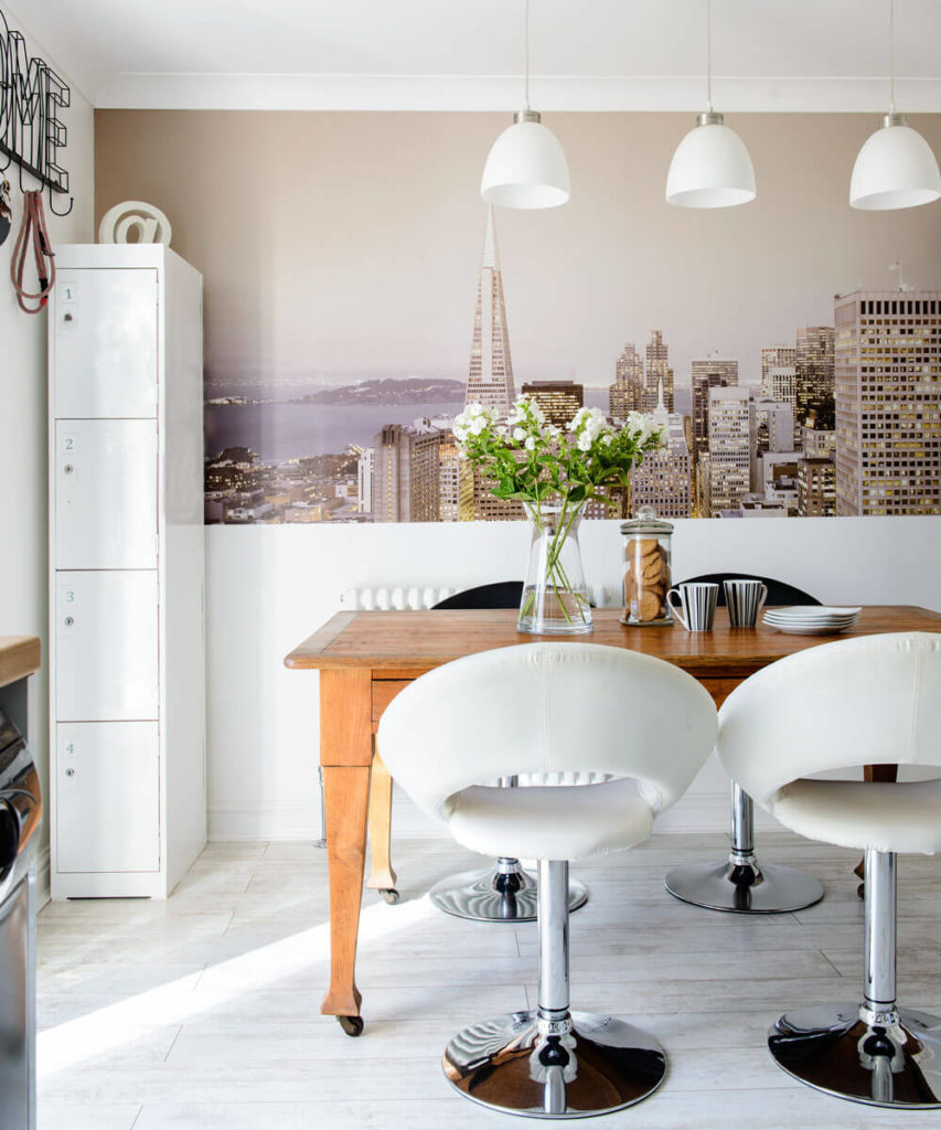  بک گراند جذاب از آشپزخانه سفید رنگ و با میز چوبی 
