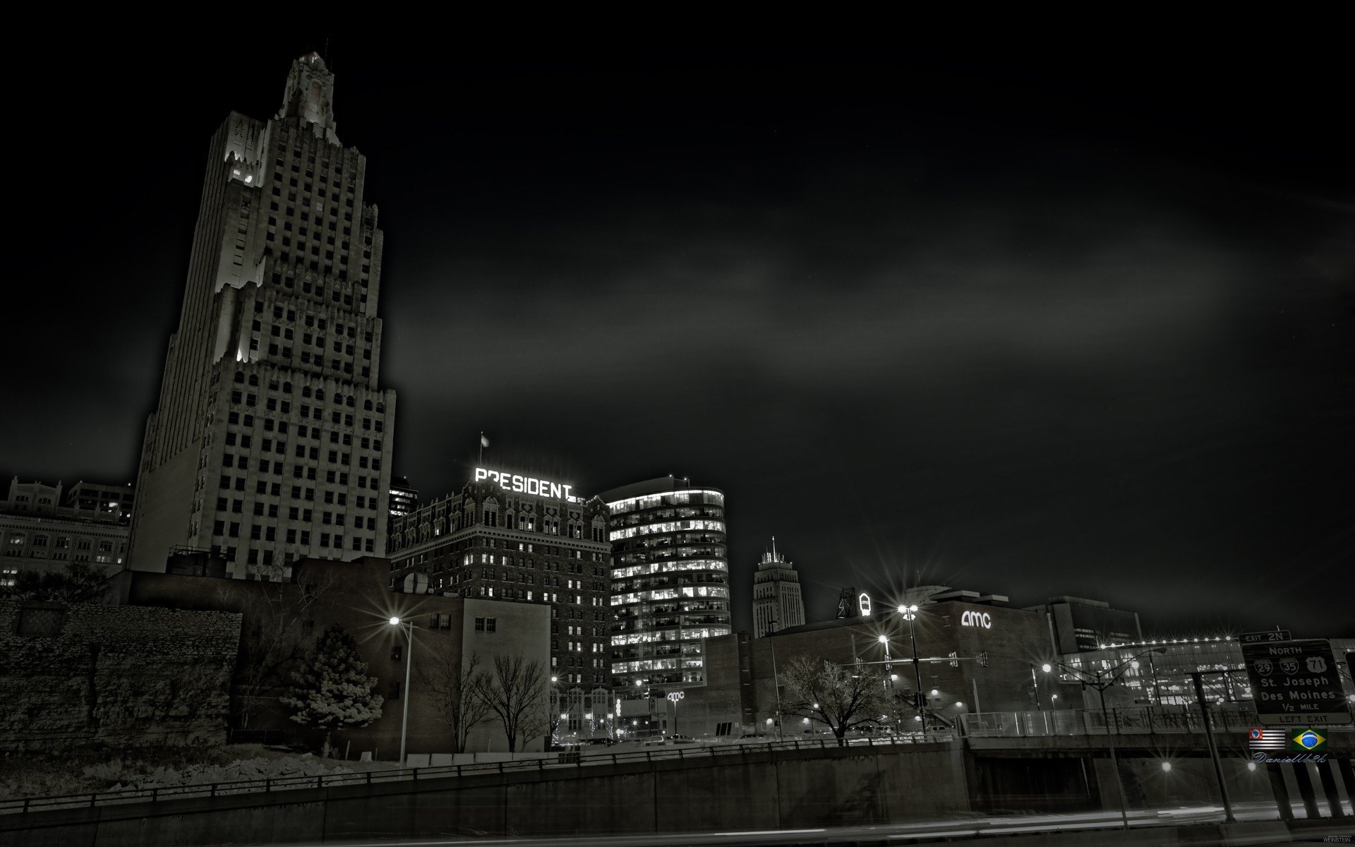 دانلود تصویر خارق‌العاده از ساختمان های بلند سیاه و سفید 