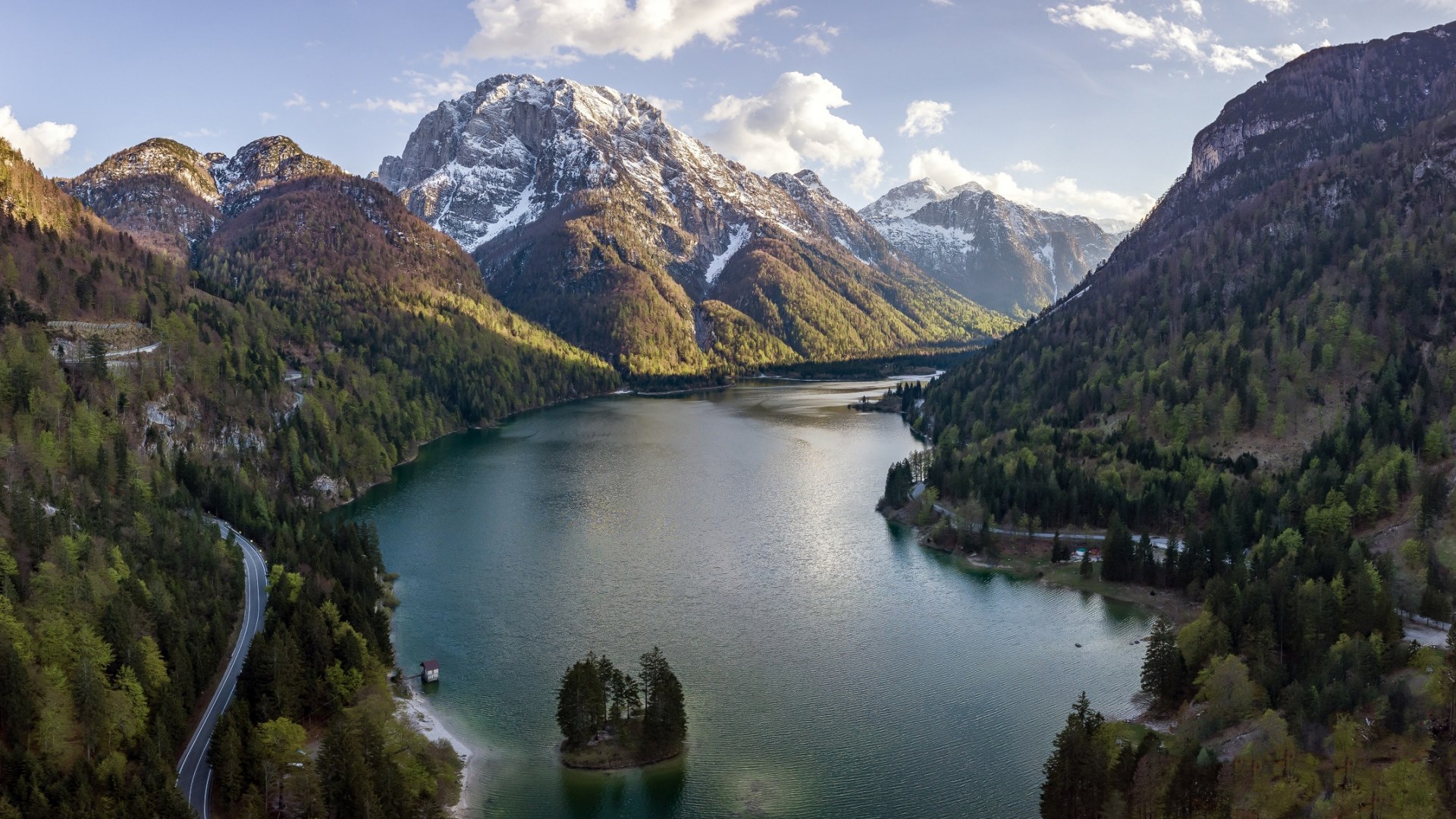تصویر تحسین برانگیز دریاچه پهناور میان کوه ها برای پروفایل علاقمندان طبیعت