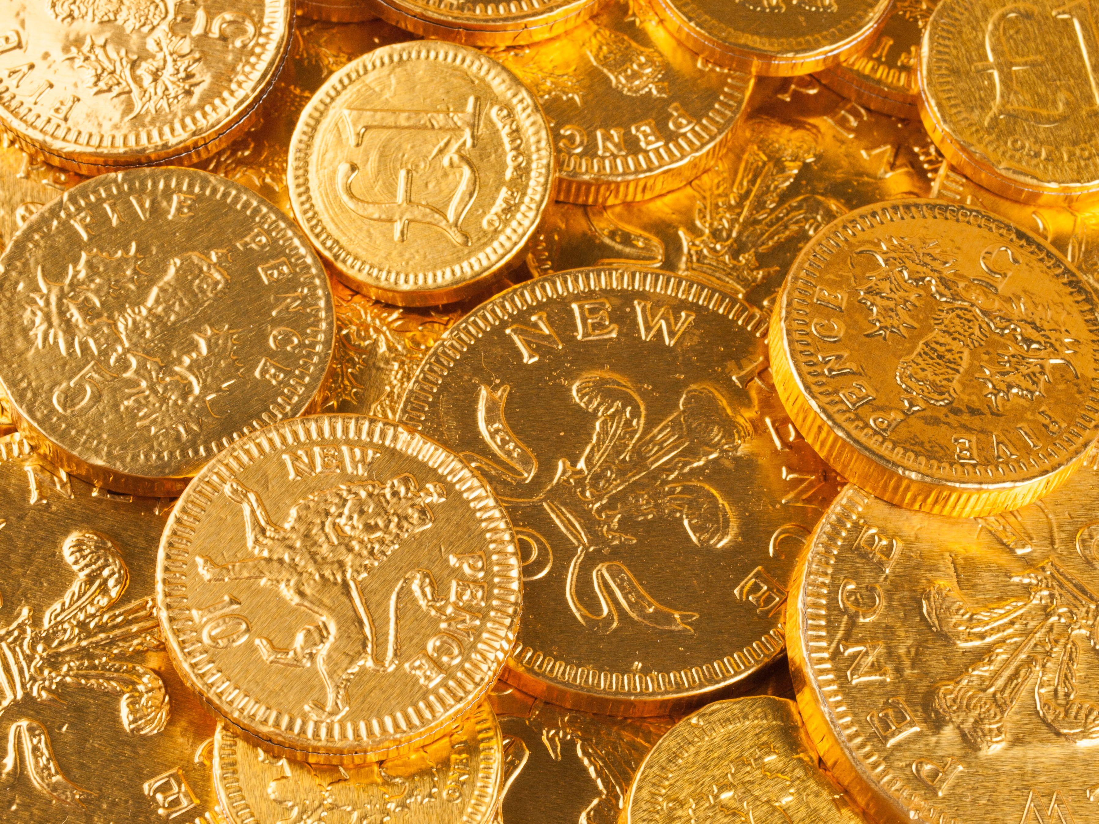 عکس استوک سکه های خاص روی هم جمع شده طلایی رنگ 