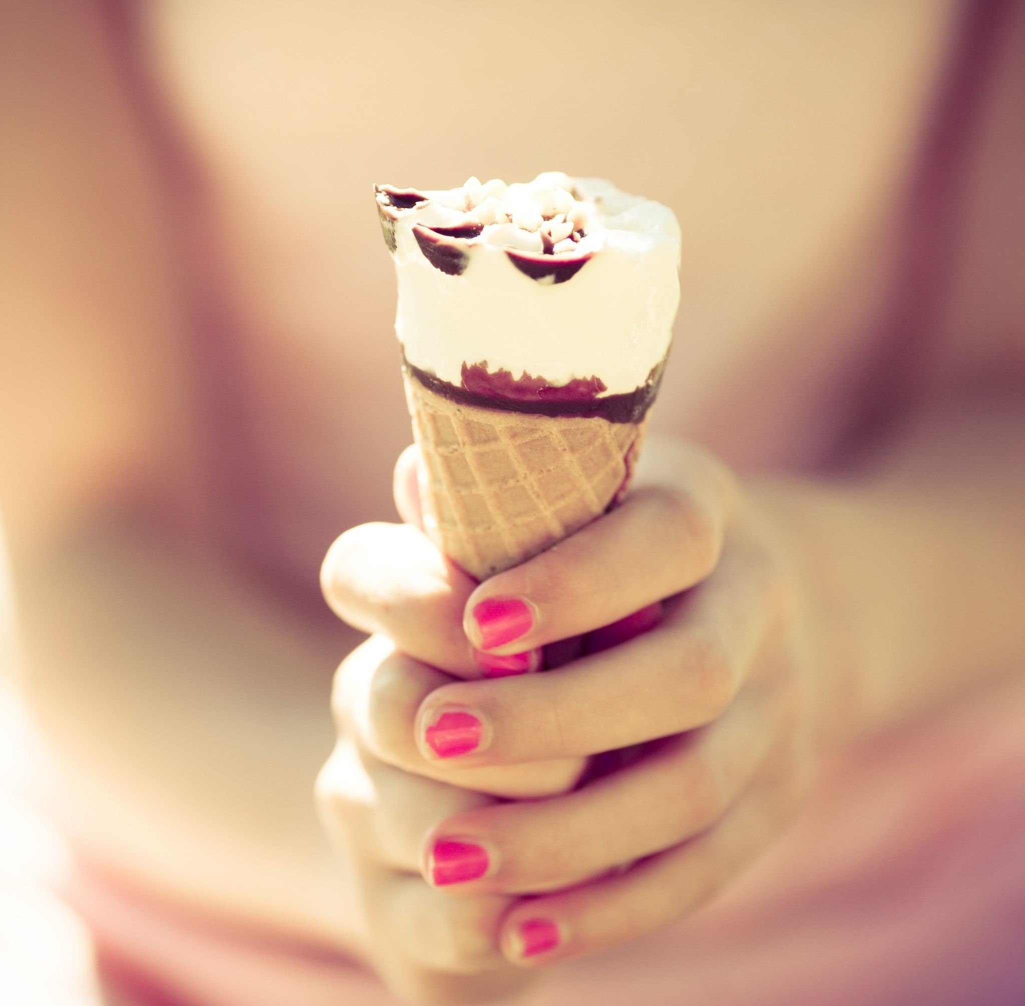 دانلود تصویر پربازدید از بستنی قیفی در دست دختر با لاک قرمز خوشگل