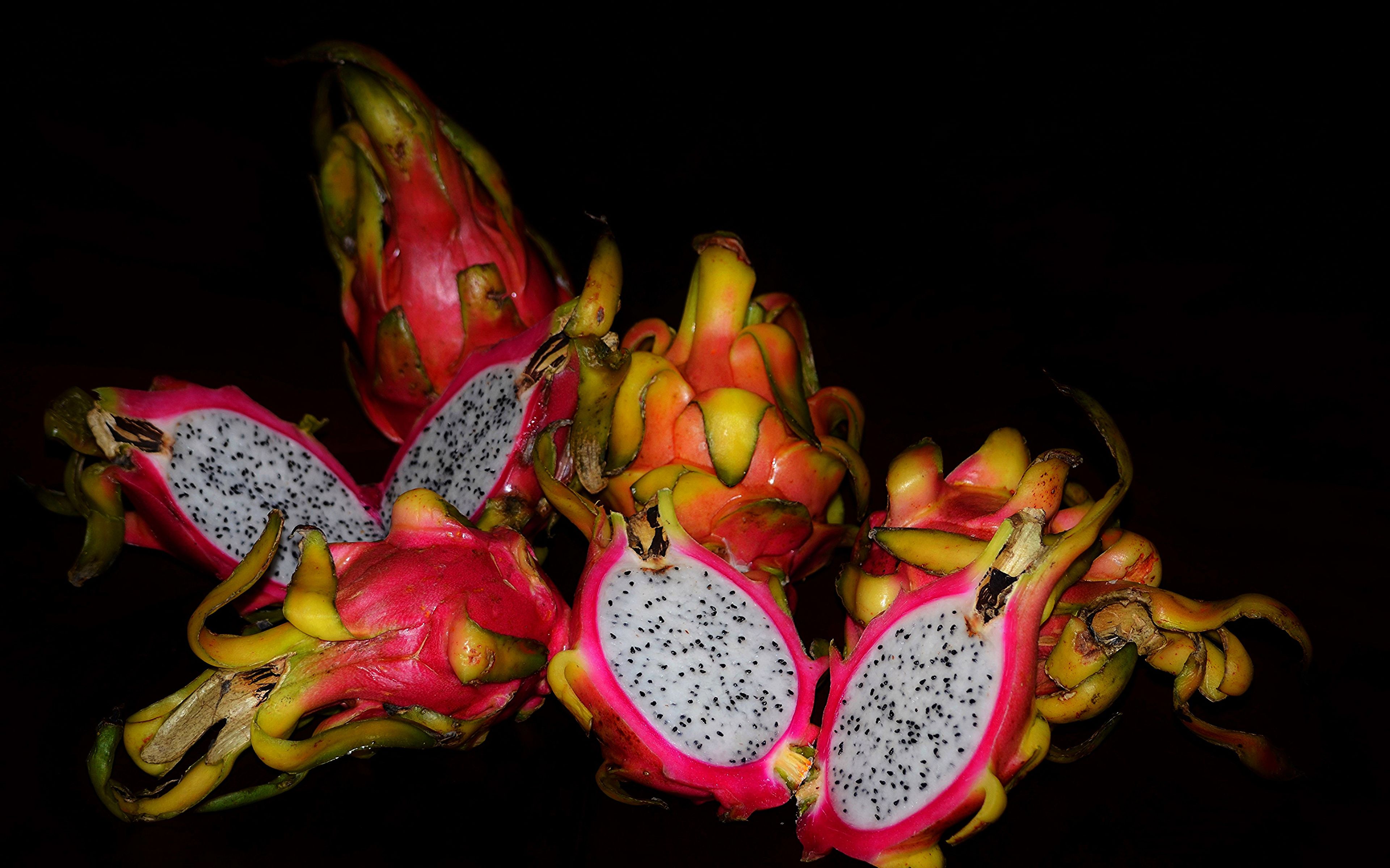 دانلود عکس بدون ادیت میوه اژدها نرم و خوشمزه با زمینه مشکی رنگ