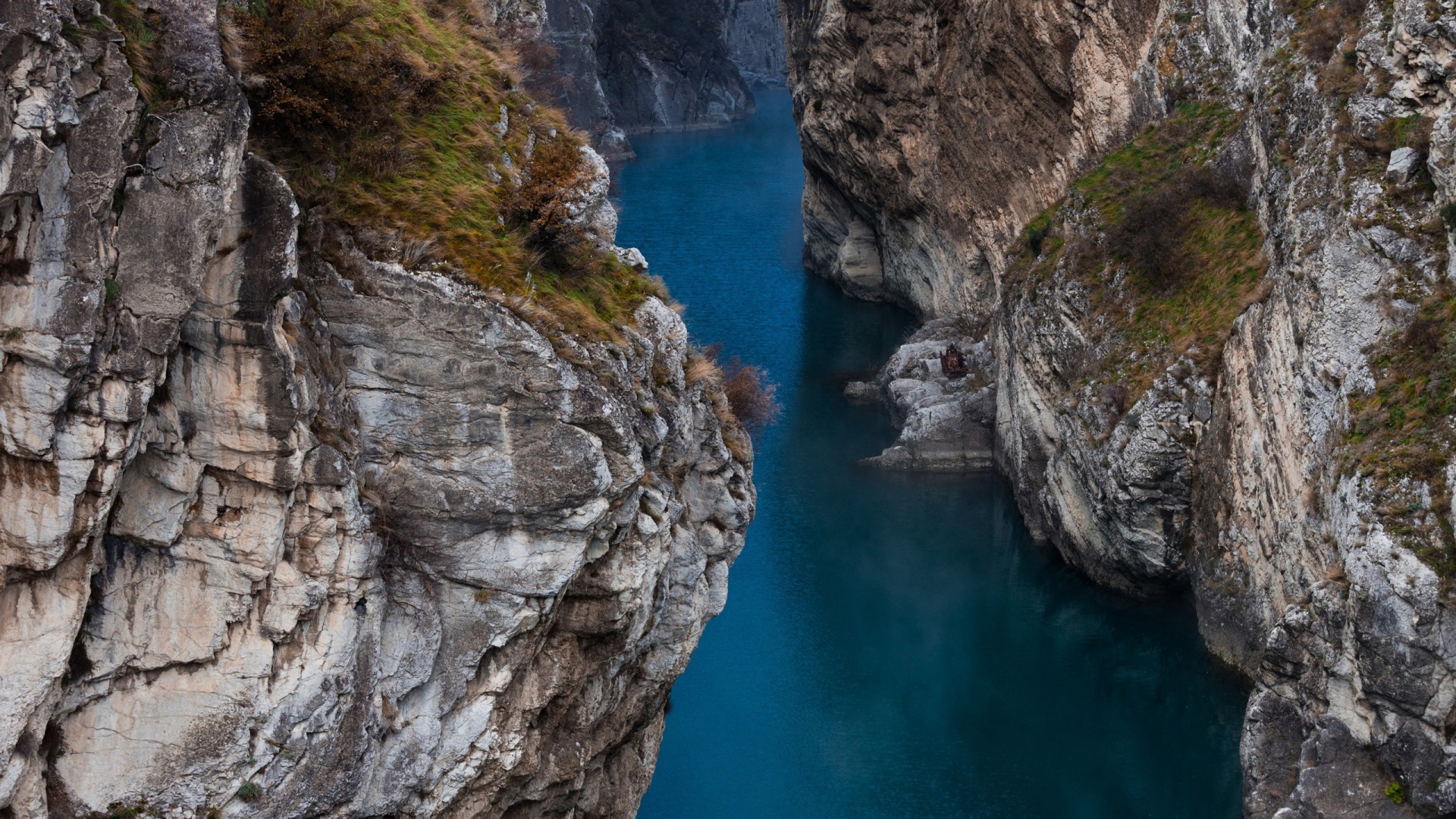 والپیپر تنگه ای با صخره های غول پیکر و رودخانه ای بین آن ها برای شبکه های اجتماعی