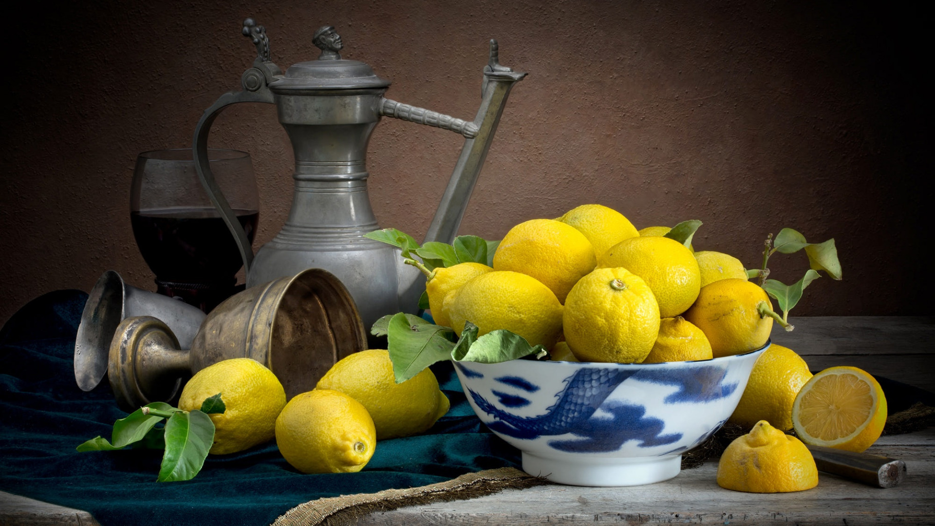 عکس استوک قدیمی از ظرف چینی گلدار آبی با لیمو های طلایی