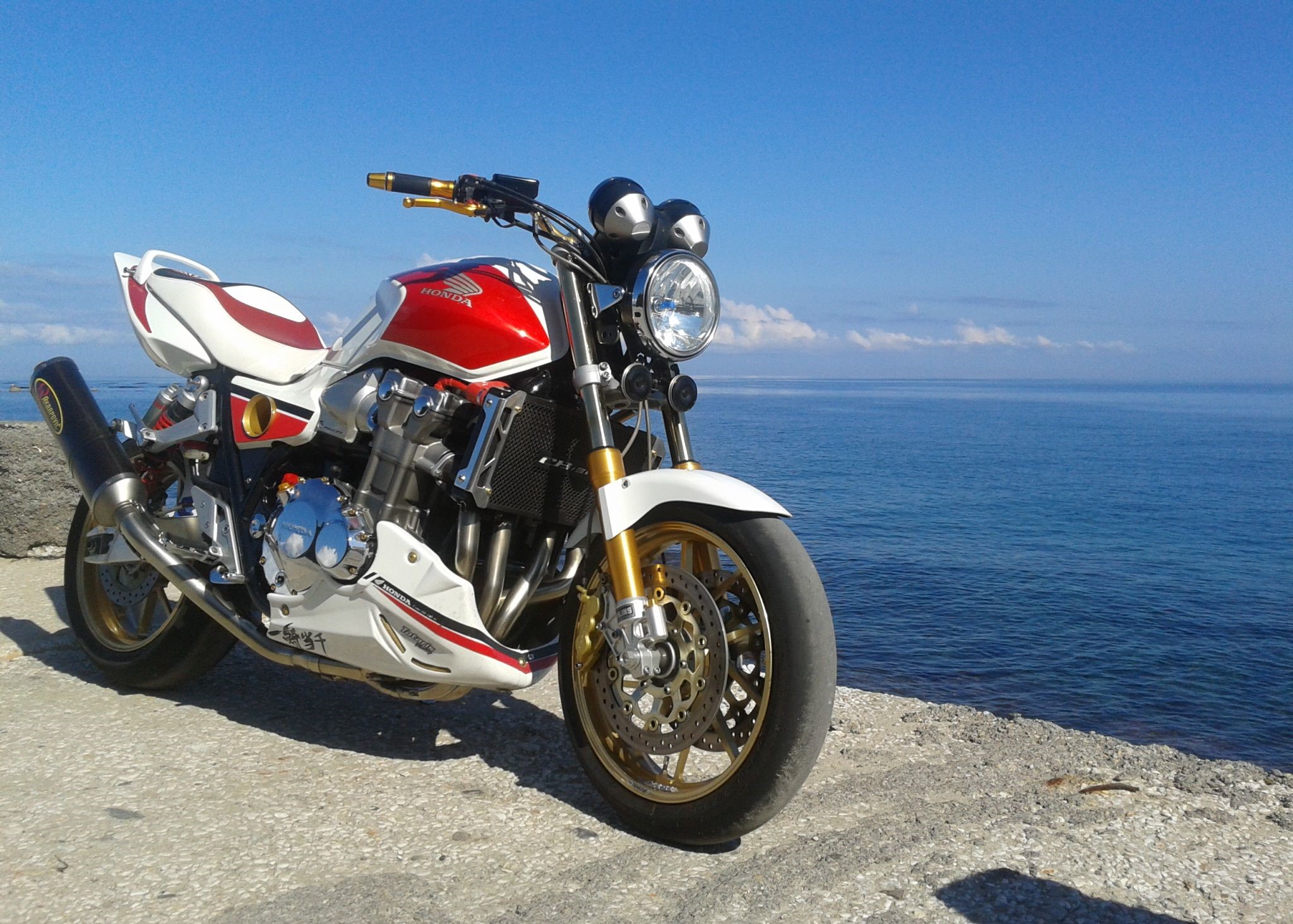 زیباترین تصویر موتور Honda CB1300 در نزدیکی دریای آبی