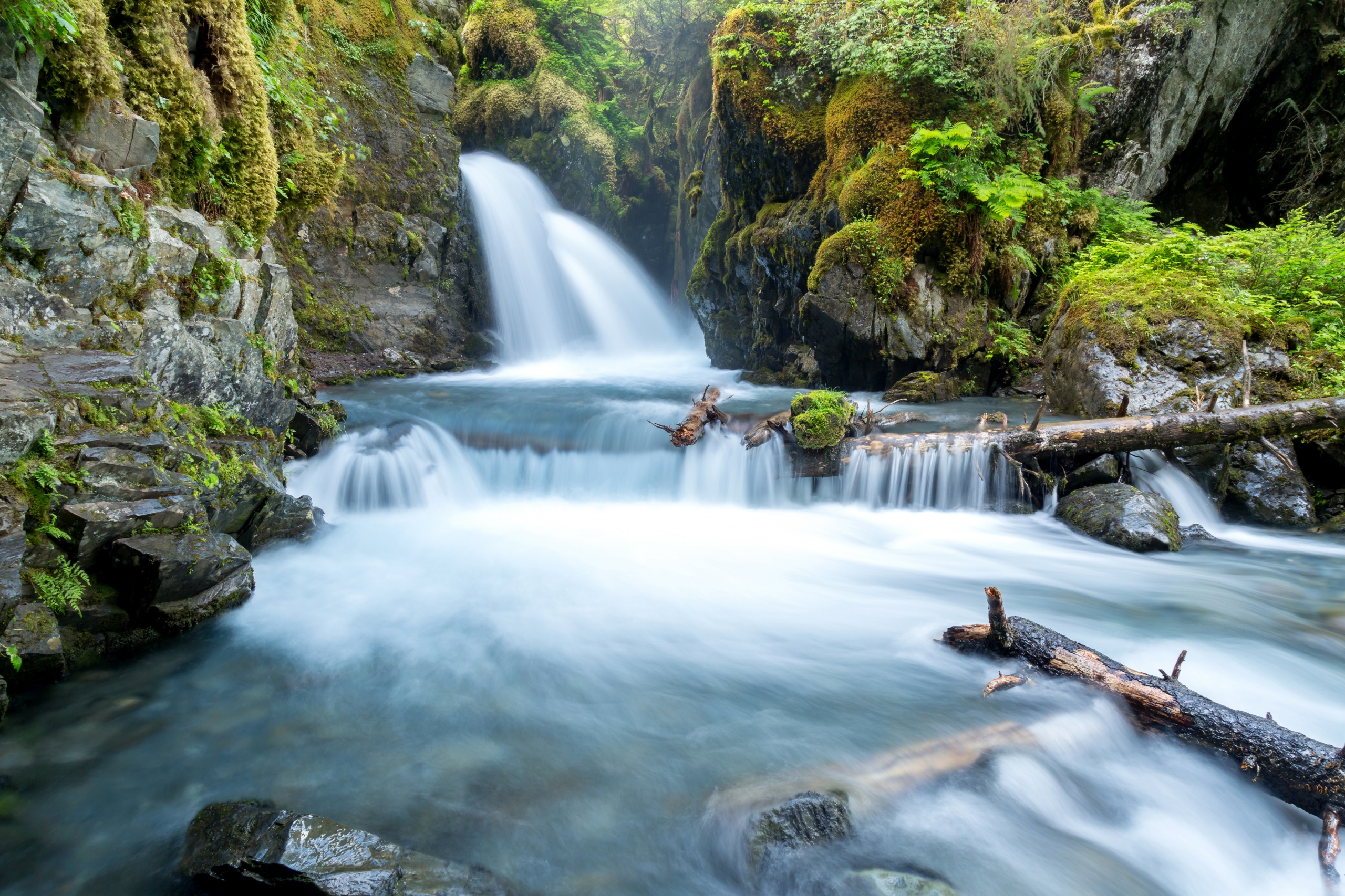 چشمگیر ترین تصویر از جاذبه گردشگری ایلام آبشار خنک و تمیز 