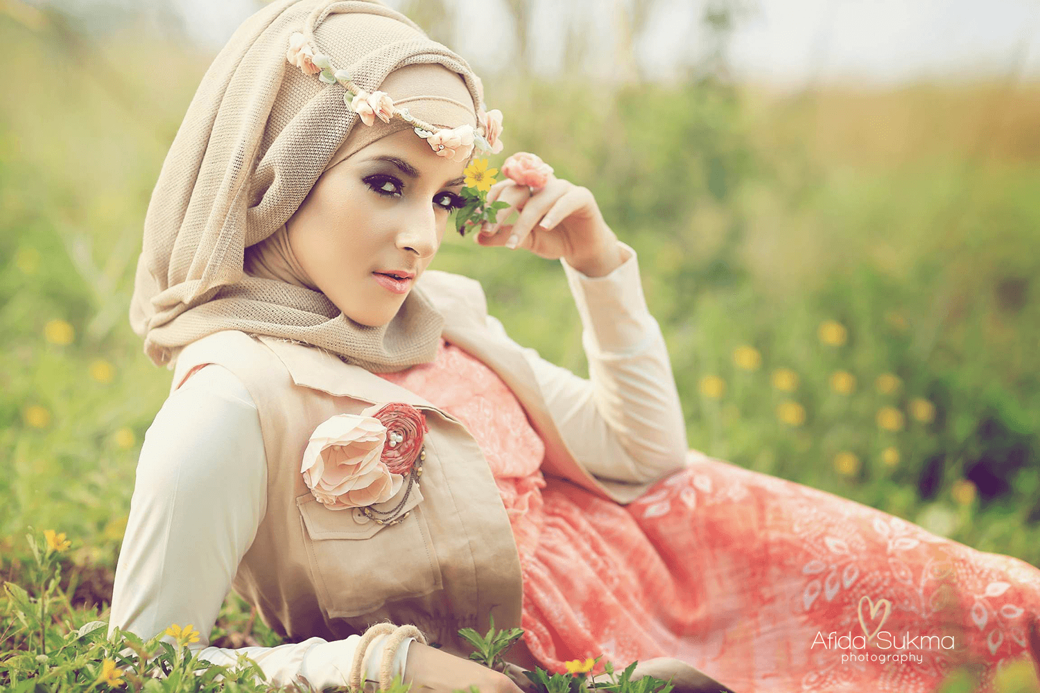 بک گراند دختر با حجاب دراز کشیده در باغ گل های چشم نواز