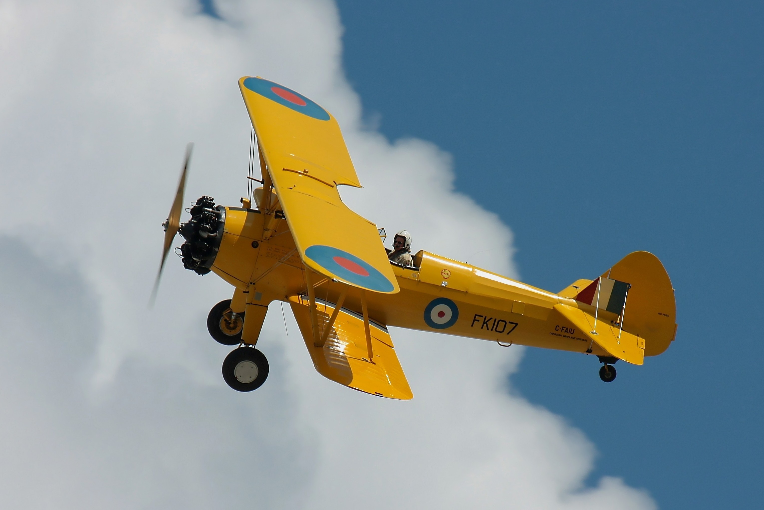 عکس هواپیما عجیب زرد رنگ در زمان قدیم با کیفیت عالی