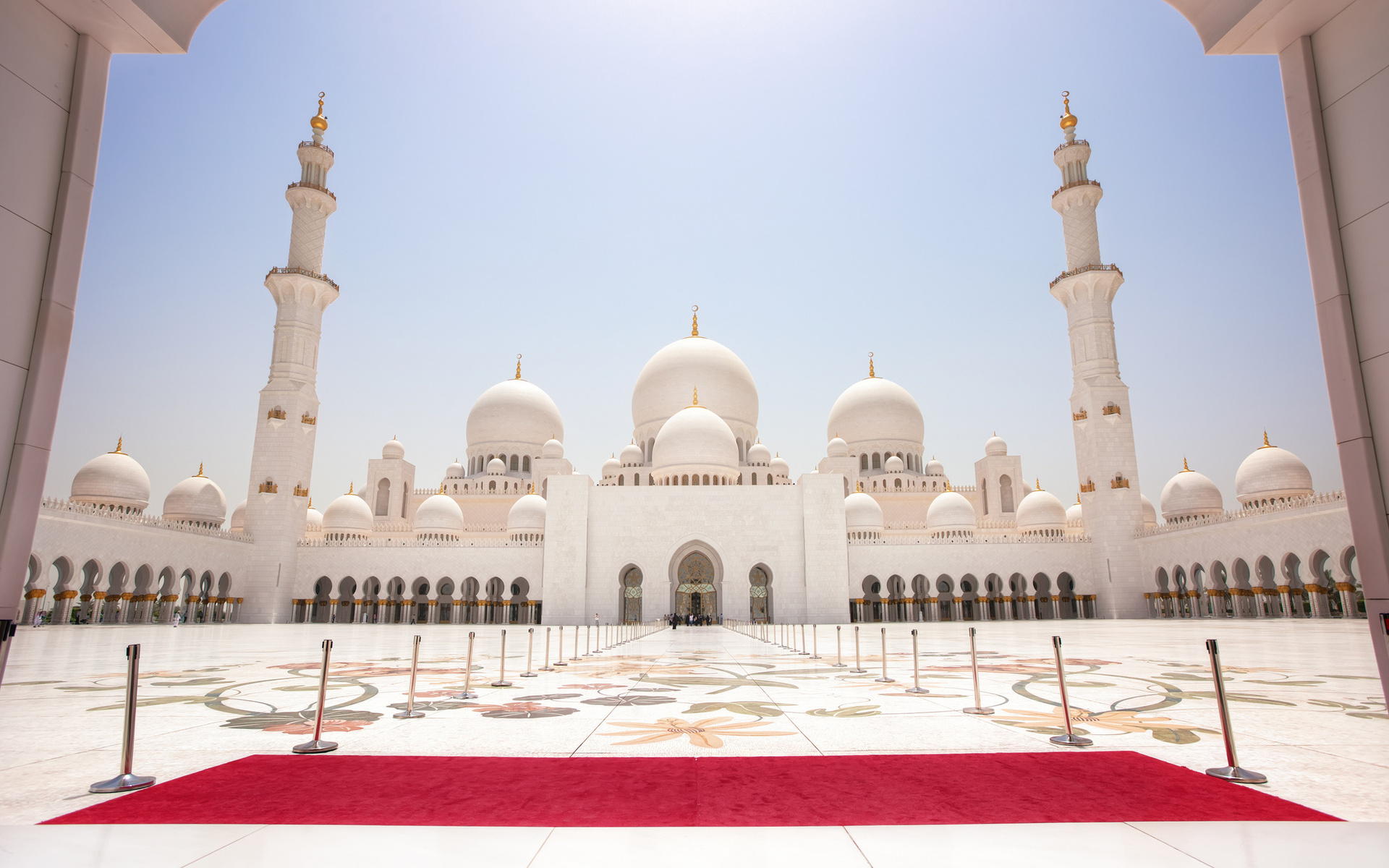 عکس فوق العاده زیبا از مسجد بسیار بزرگ با فرش قرمز 