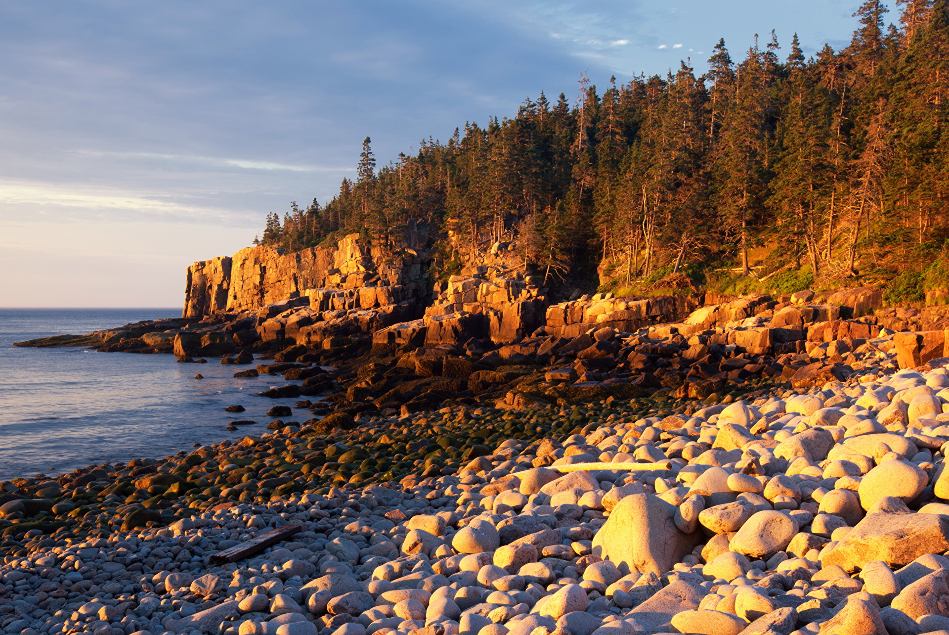 تصویر ساحل سنگی و صخره ای هنگام طلوع آفتاب با کیفیت بالا 