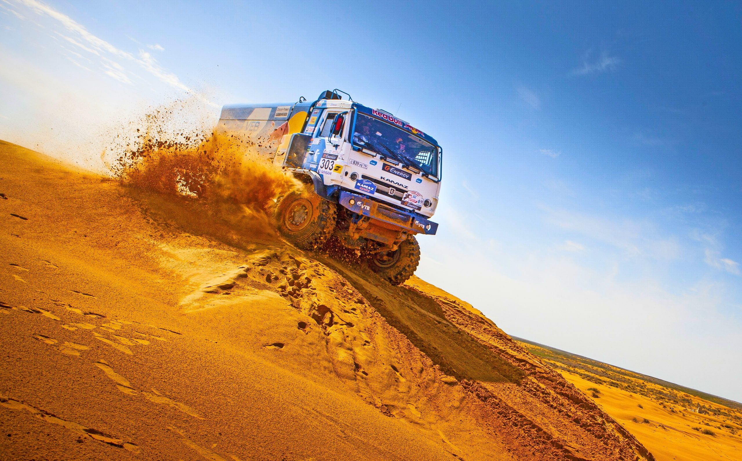 دانلود تصویر رایگان و حیرت انگیز رالی داکار با شرکت کامیون محبوب تیم ردبول