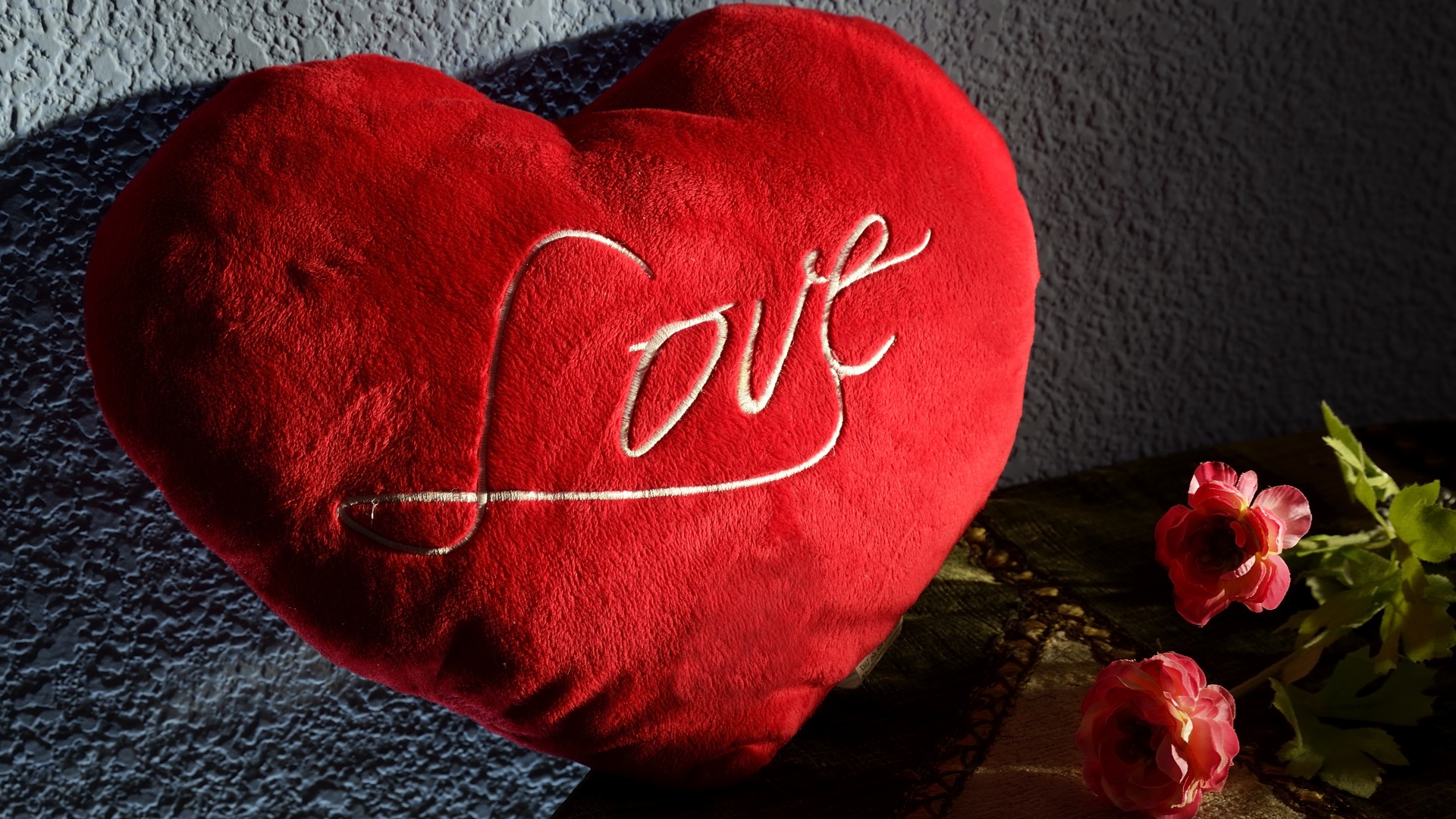 تصویر نمایه ی عاشقانه از قلب قرمز با دو گل رز قرمز 