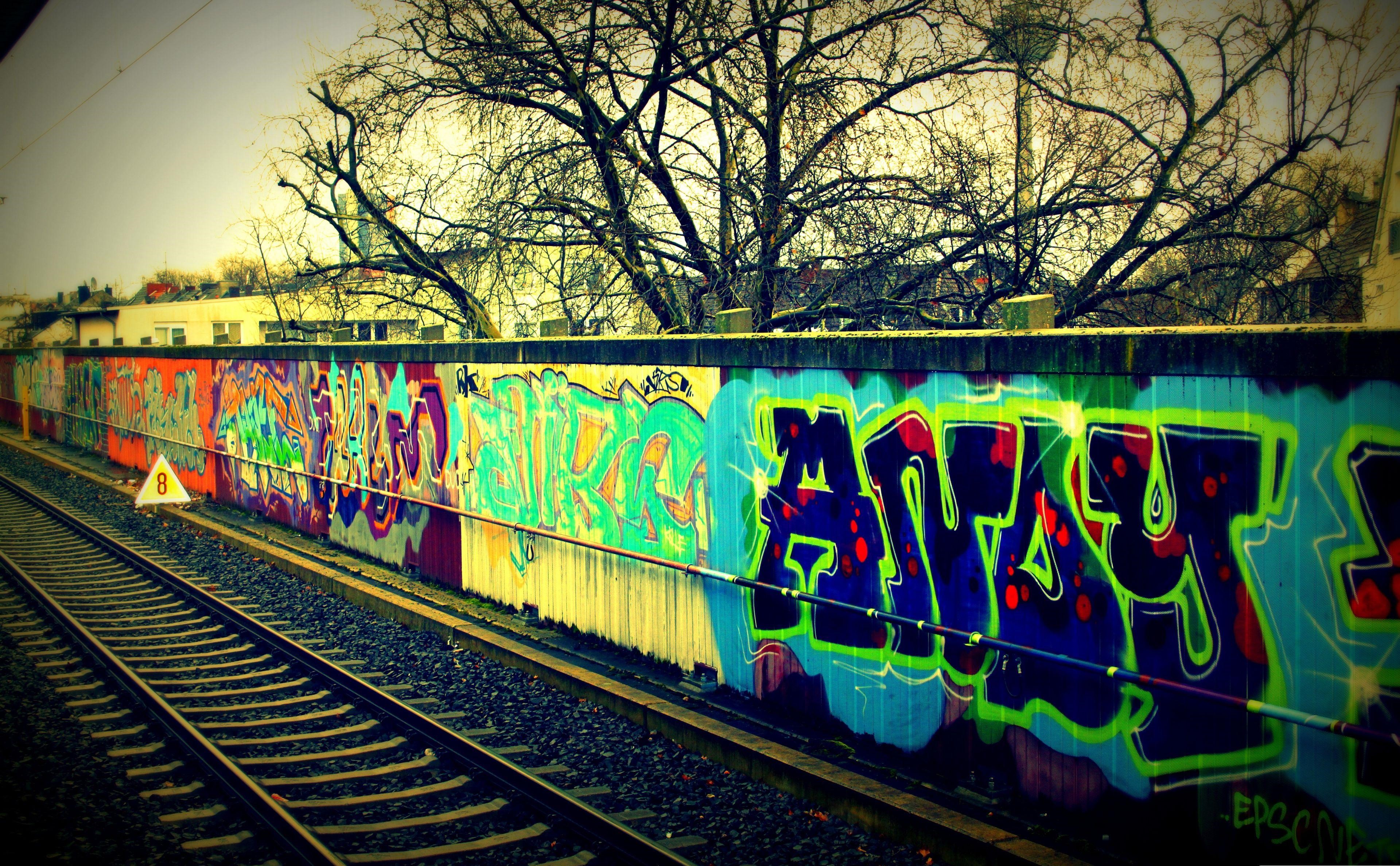 دانلود عکس رایگان و فول اچ دی نقاشی دیواری گرافیتی راه آهن قطار 
