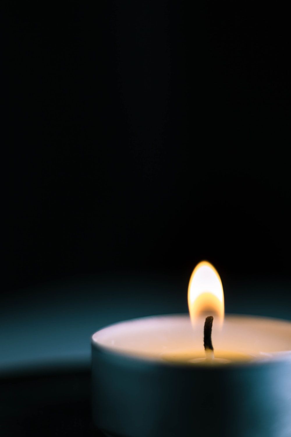 عکس پروفایل شمع روشن از زاویه ی نزدیک برای تسلیت گویی 