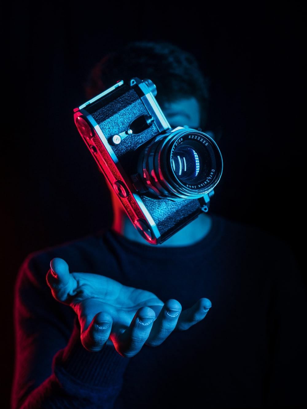 تصویر ادیت شده حرفه ای دست با دوربین برای تصویر زمینه و پروفایل عکاس های حرفه ای 