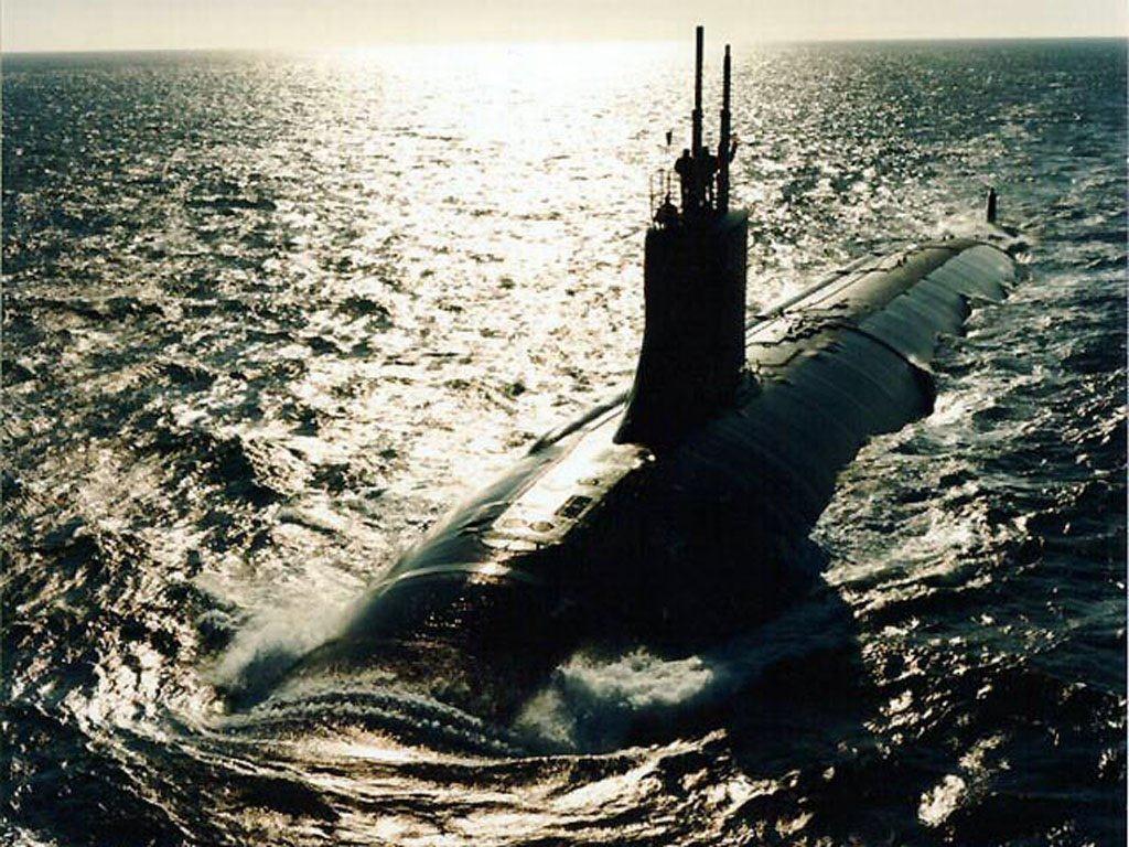 عکس فوق العاده جالب از زیردریایی در حال شیرچه در آب 