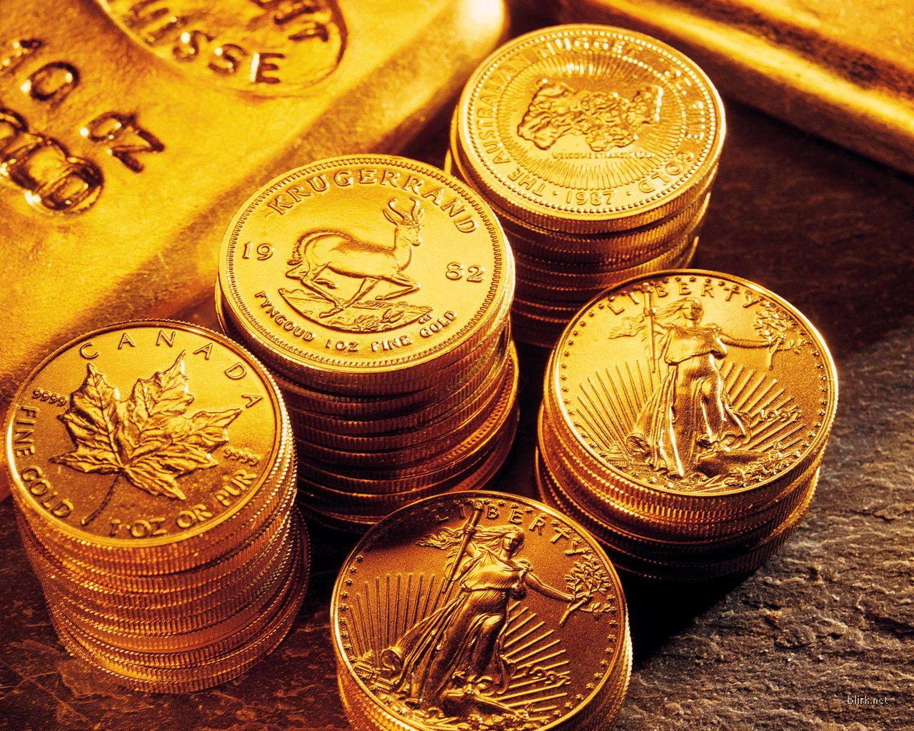 عکس پس زمینه ی سکه های طلای مرتب چیده شده در کنار شمش طلا 