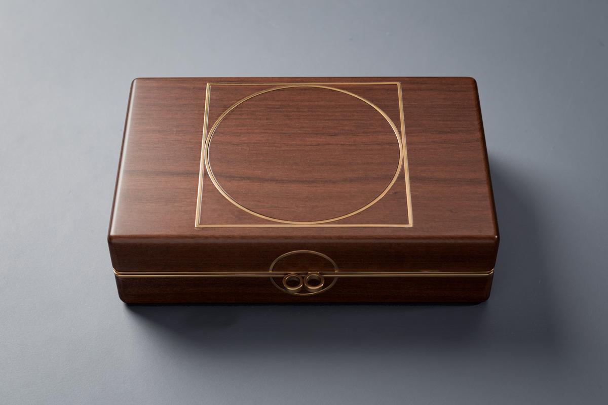 عکس صندوقچه مدل جعبه کوچک فانتزی با الگوهای هندسی پیچیده و عجیب