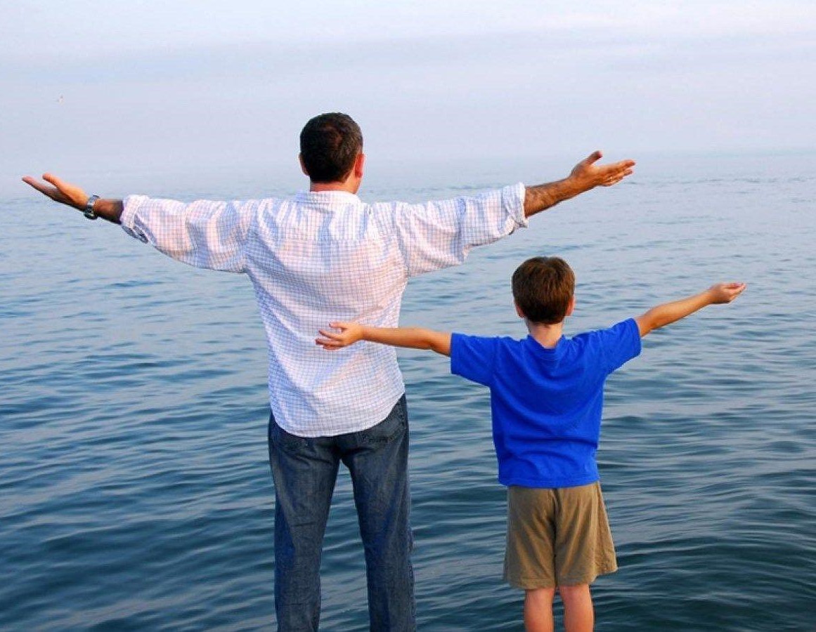 بک گراند پدر و پسر کنار دریا مناسب چاپ روی تیشرت 