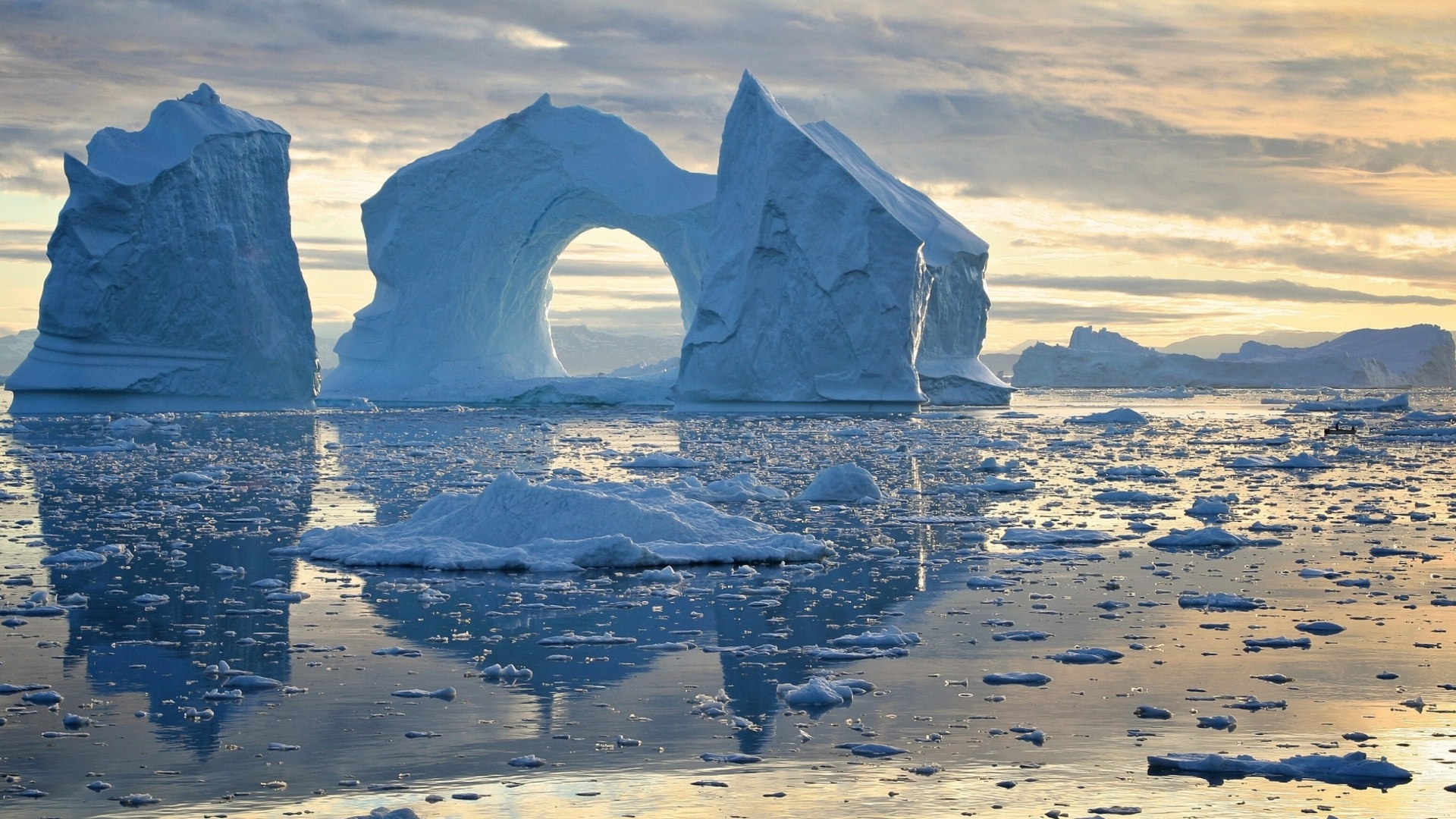 عکس پس زمینه با کیفیت بالا از  یخچال های طبیعی وسط اقیانوس 