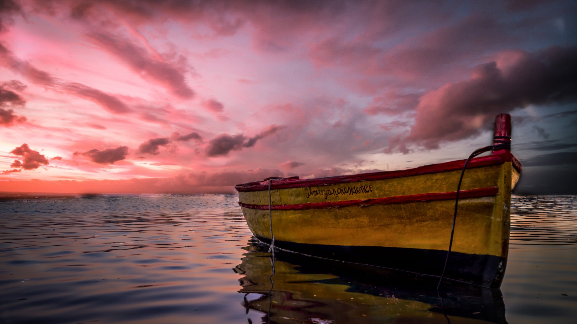 تصویر خیلی خوشگل از قایق در دریا با آسمان زیبا و منحصر به فرد 