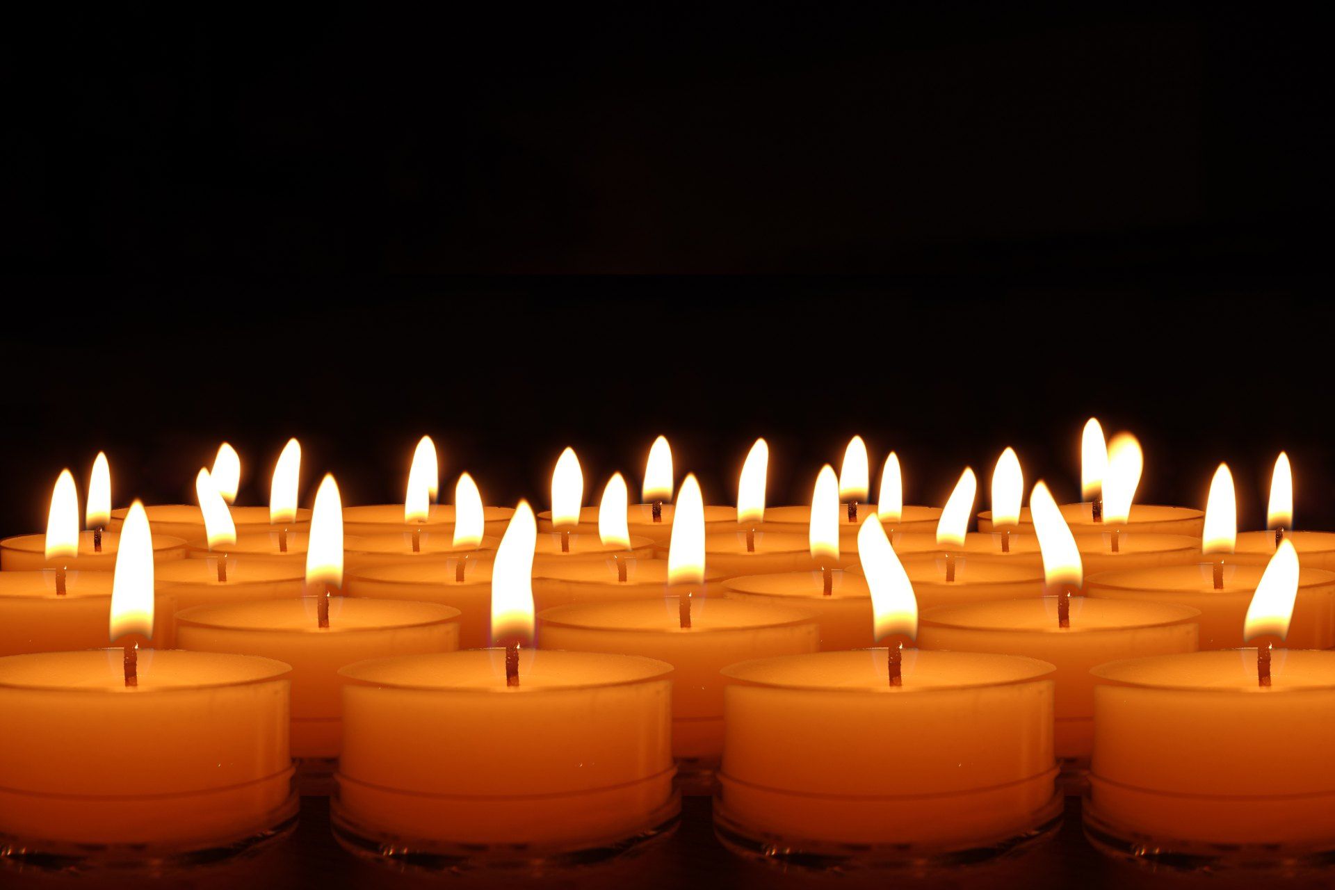 تصویر تعدادی شمع زرد روشن برای تسلیت و همدردی 