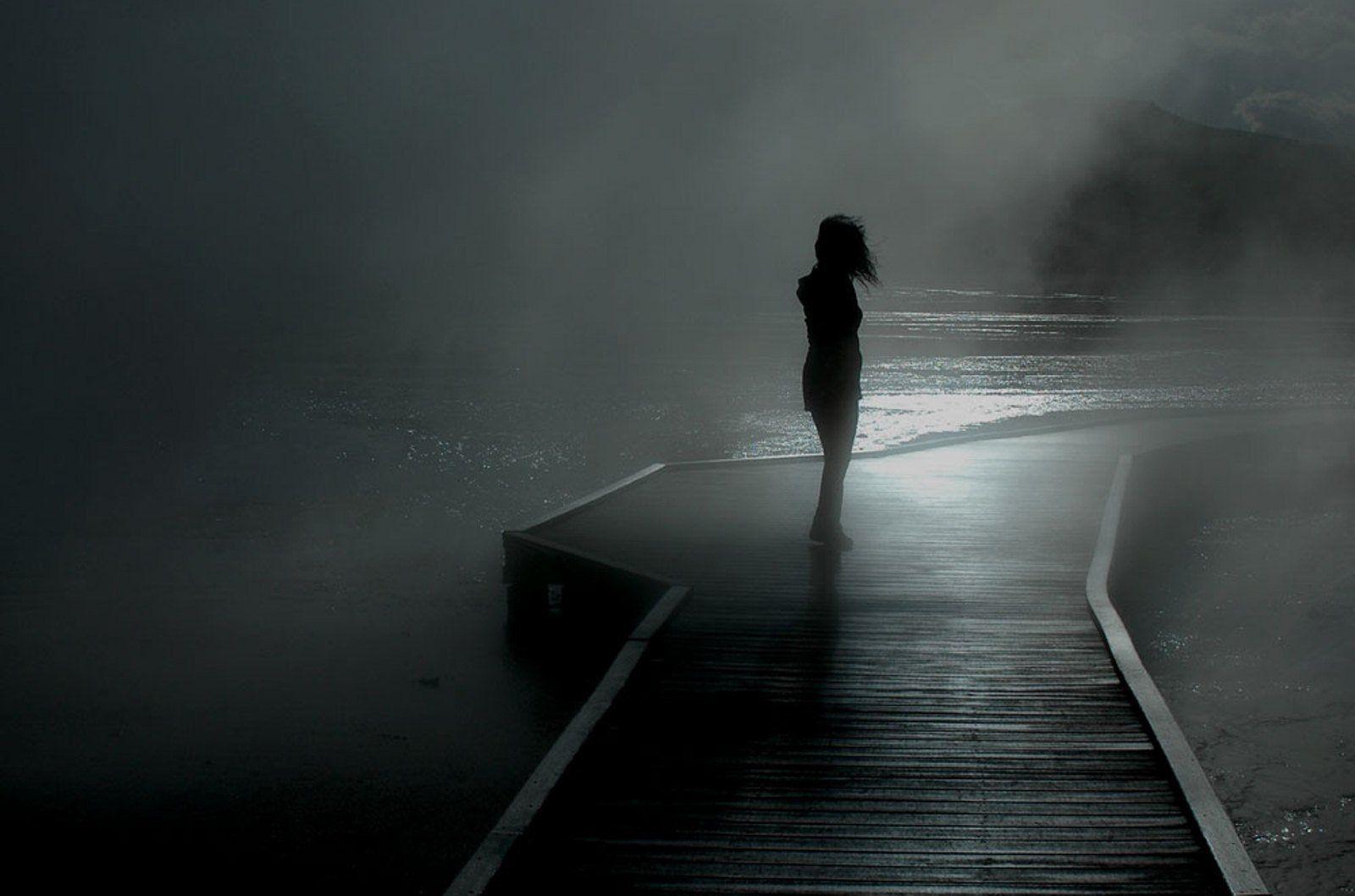 تصویر غمگین و ناراحت دختر تنها در شب تاریک برای پروفایل 