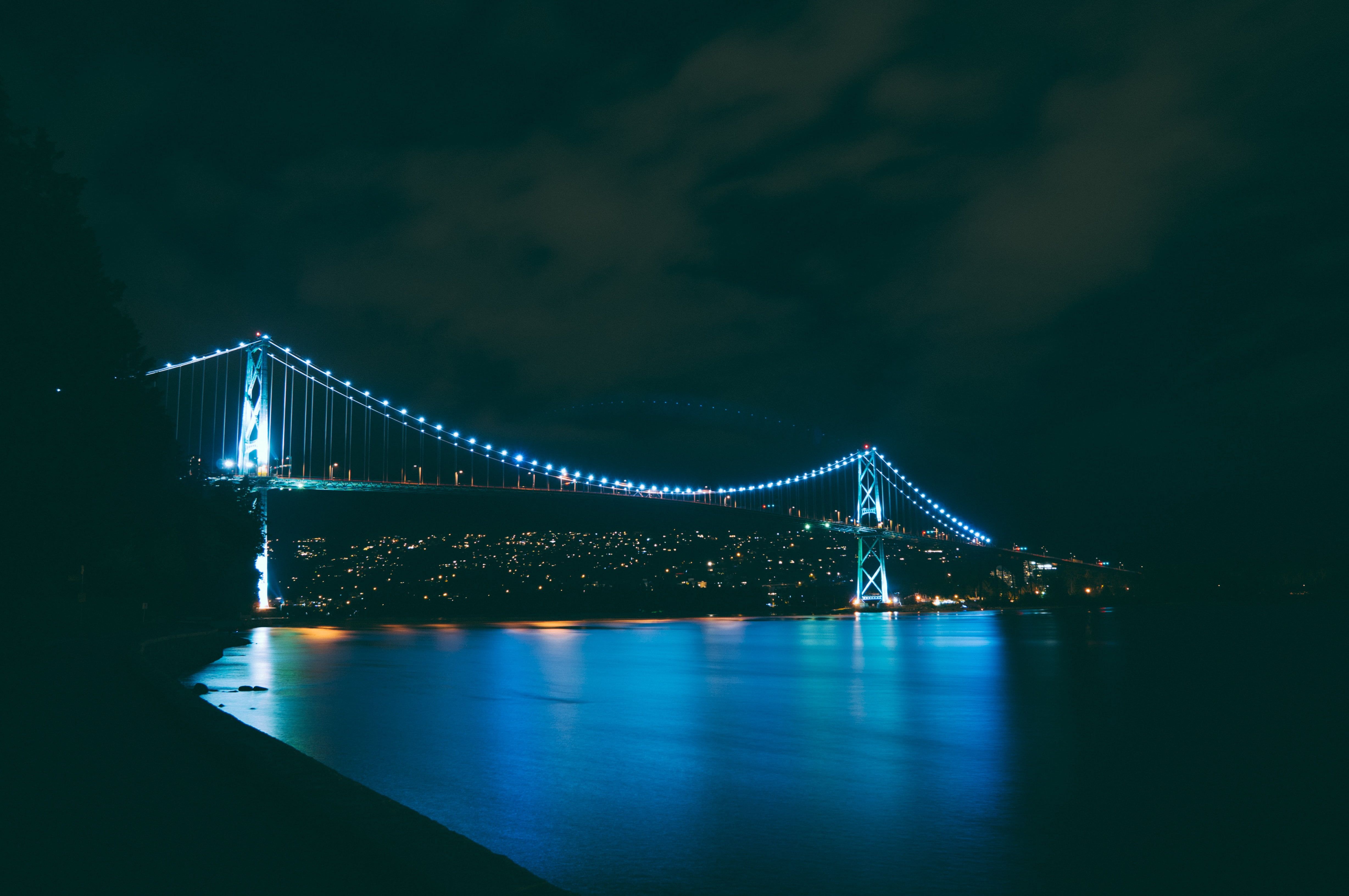 نمایه پل گلدن گیت Golden Gate Bridge آمریکا در شب با نور آبی 