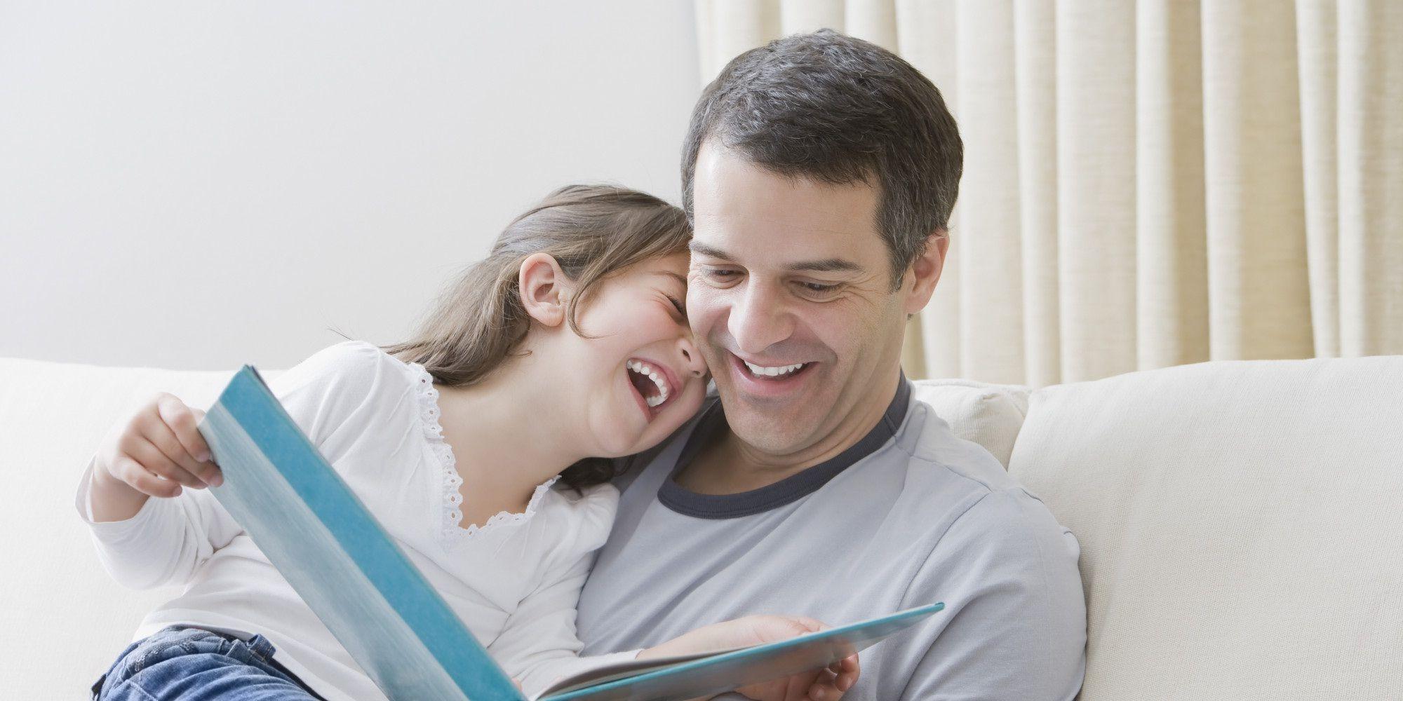 عکس پدر و دختر در حال کتاب خواندن بدون متن و با کیفیت بالا 