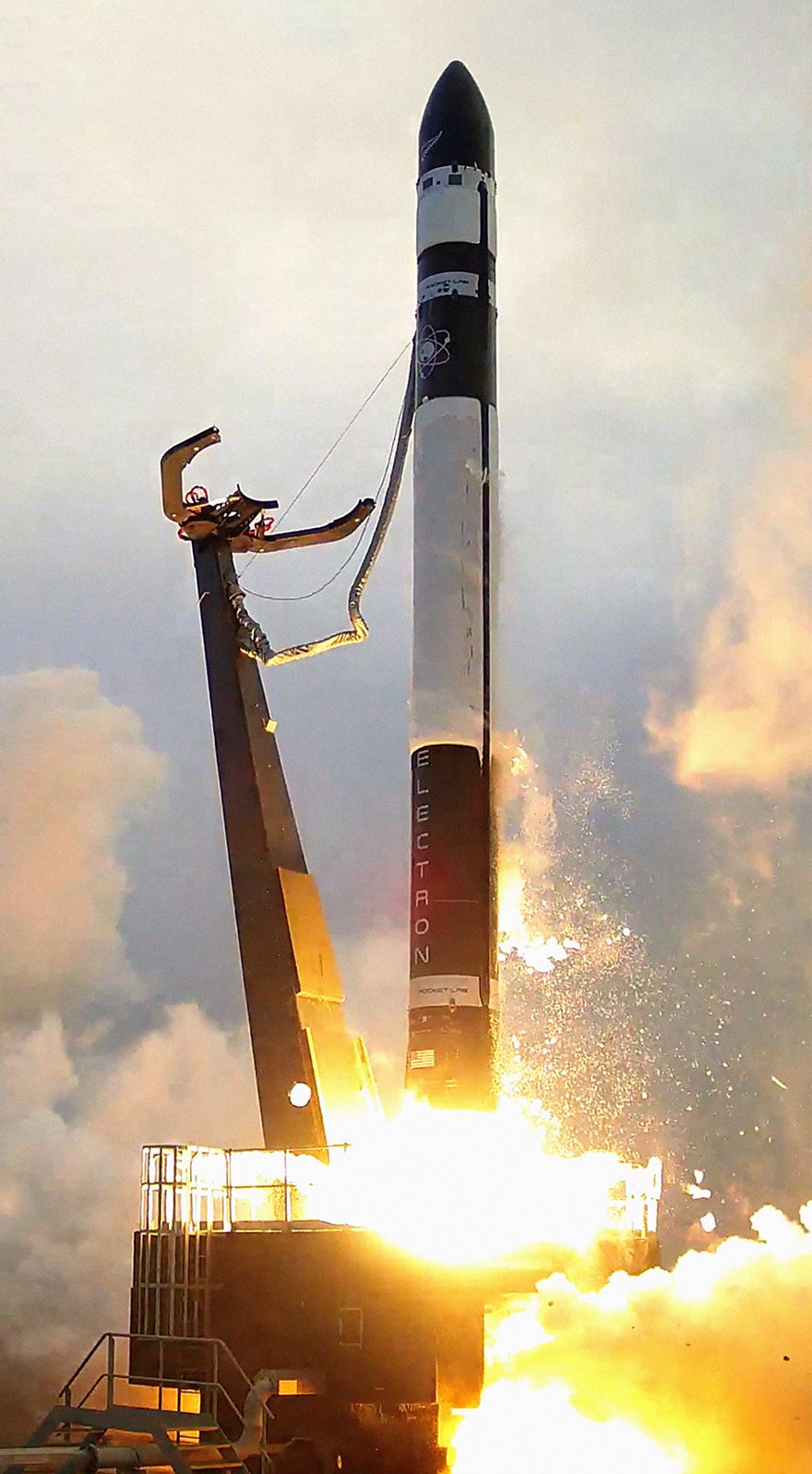 عکس جالب و دیدنی موشک واقعی از نزدیک در حال پرتاب شدن 