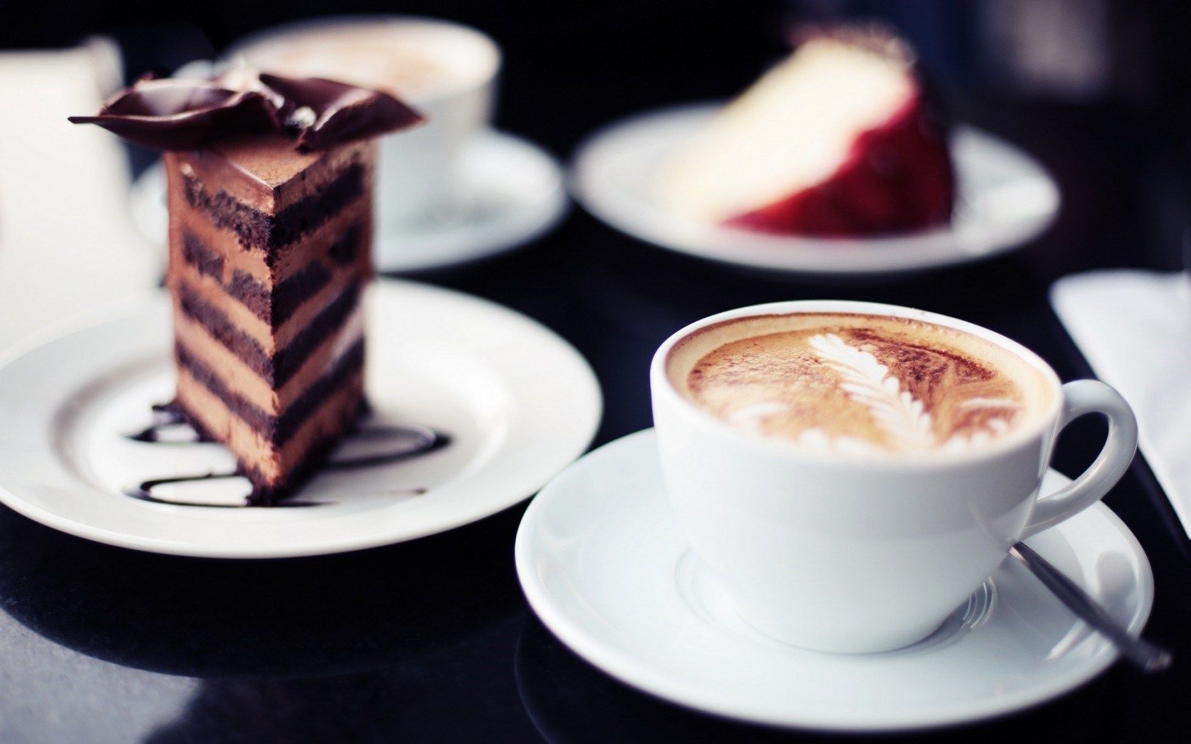 بک گراند شگفت انگیز از کیک شکلاتی خوشمزه با بافتی زیبا 