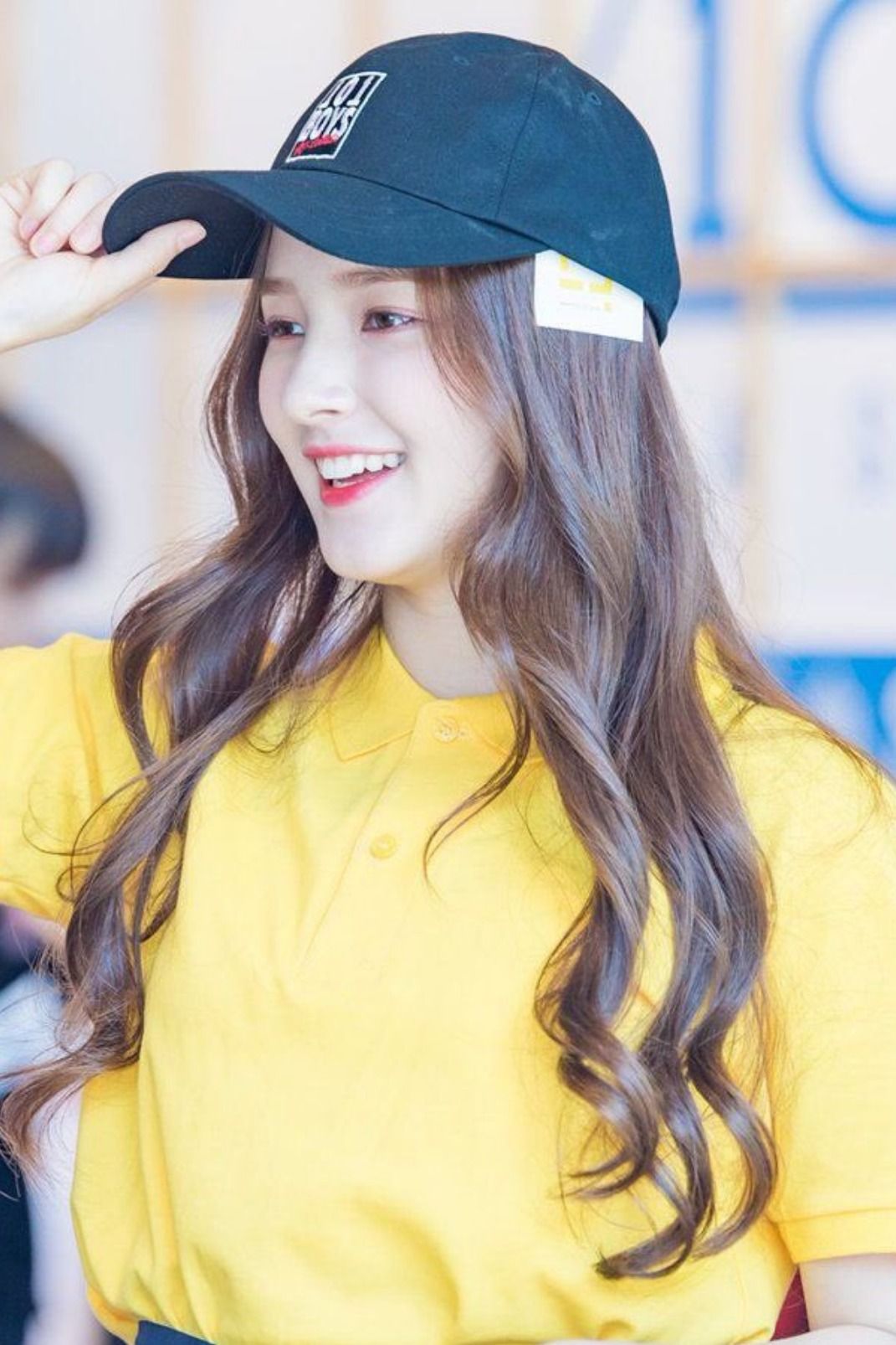عکس زمینه از نانسی چهره محبوب کره ای جذاب با کلاه 