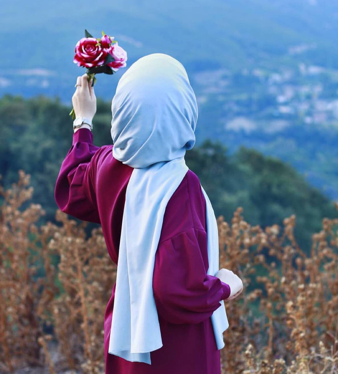 عکس پروفایل با کیفیت دختر با حجاب از پشت گل به دست 