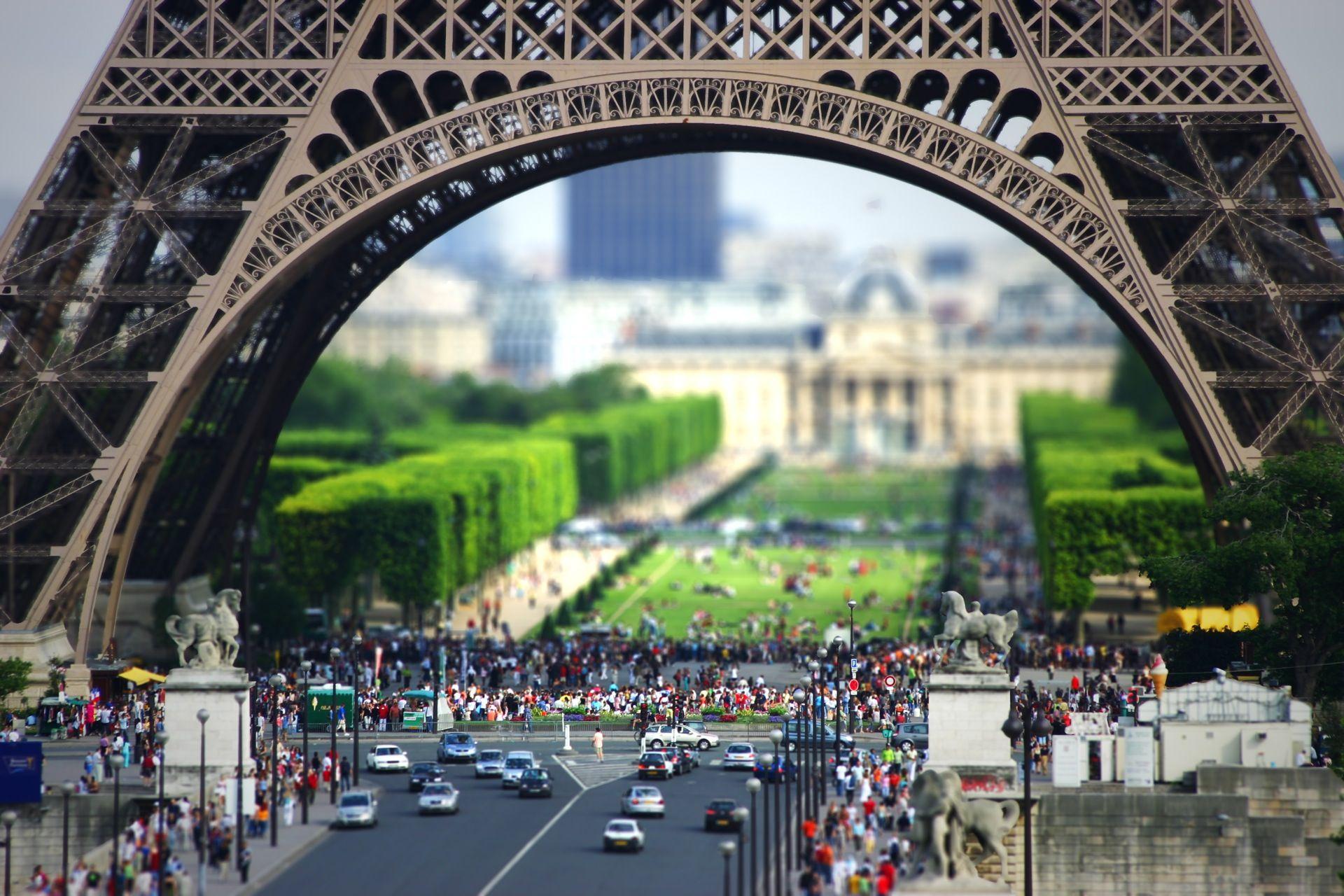 عکس برج ایفل غول پیکر و شهر مینیاتوری پاریس فرانسه 