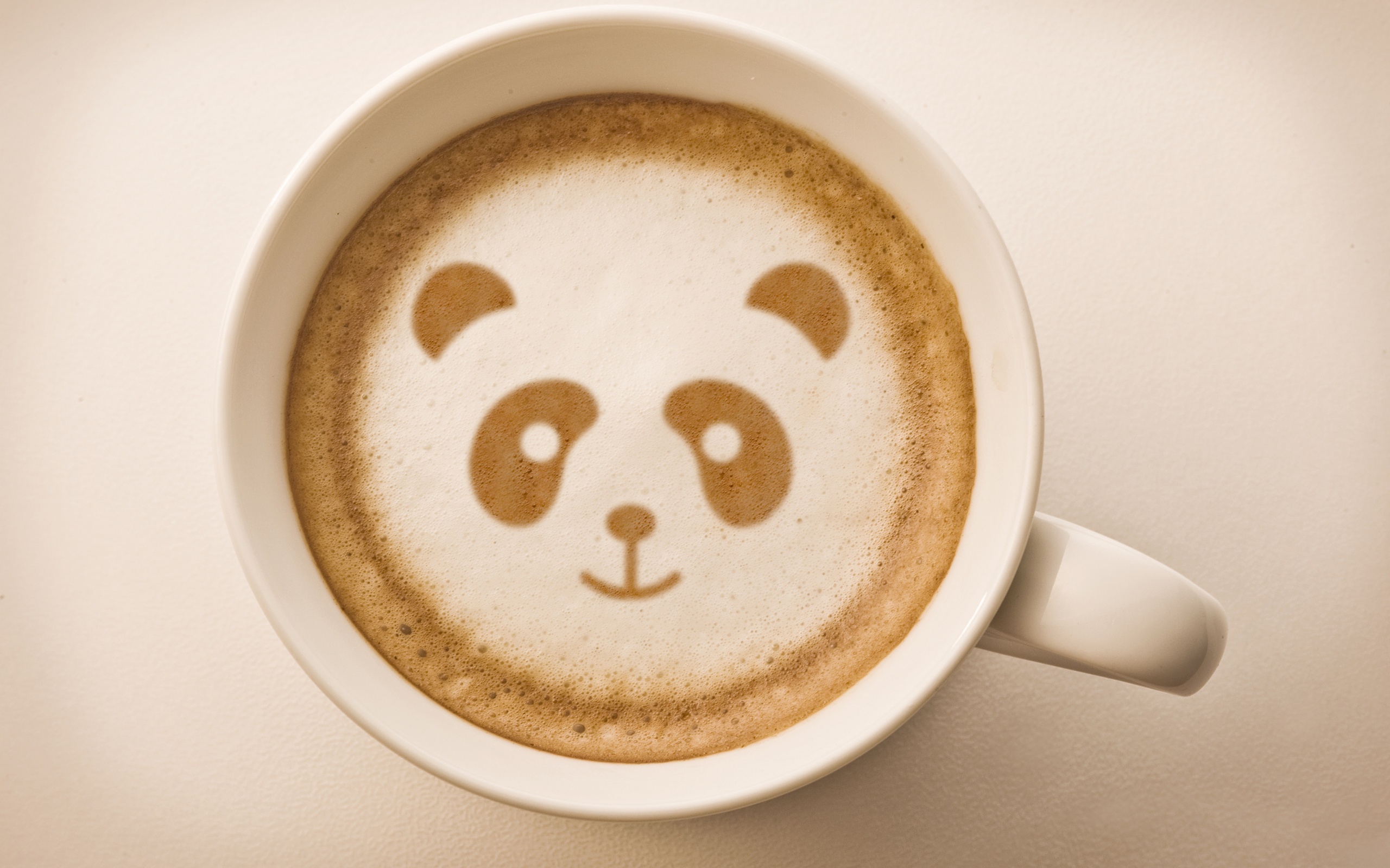عکس استوک با کیفیت قهوه به شکل پاندا درون فنجان چینی برای گرافیست‌های حرفه‌ای کافه گرافیک