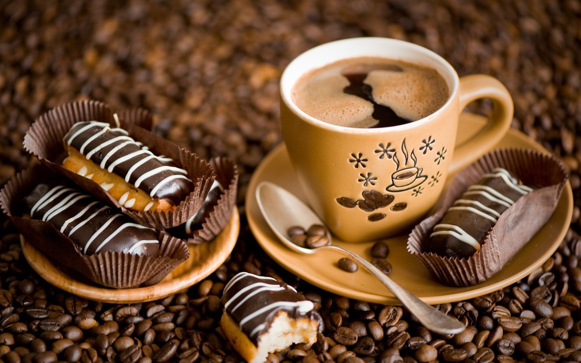 بکگراند شگفت انگیز از قهوه لذیذ و شیرینی شکلاتی زیبا 
