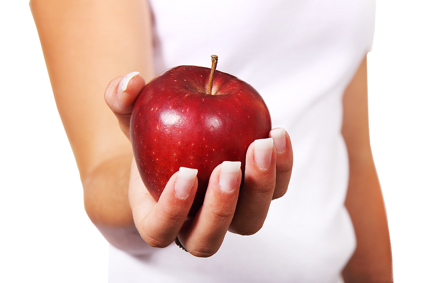 عکس جالب میوه سیب با خواص عالی در دست برای سایت