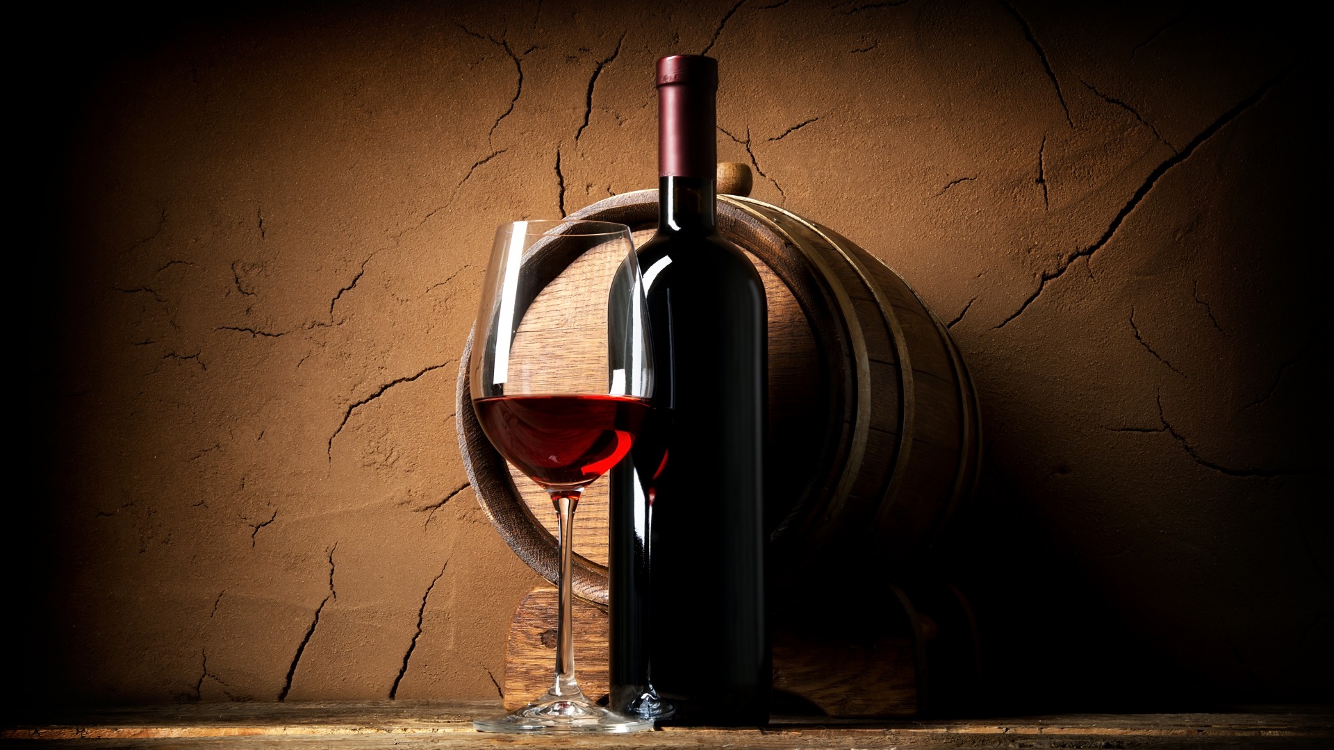 تصویر جذاب برای پوستر تبلیغاتی از شراب قرمز و جام 