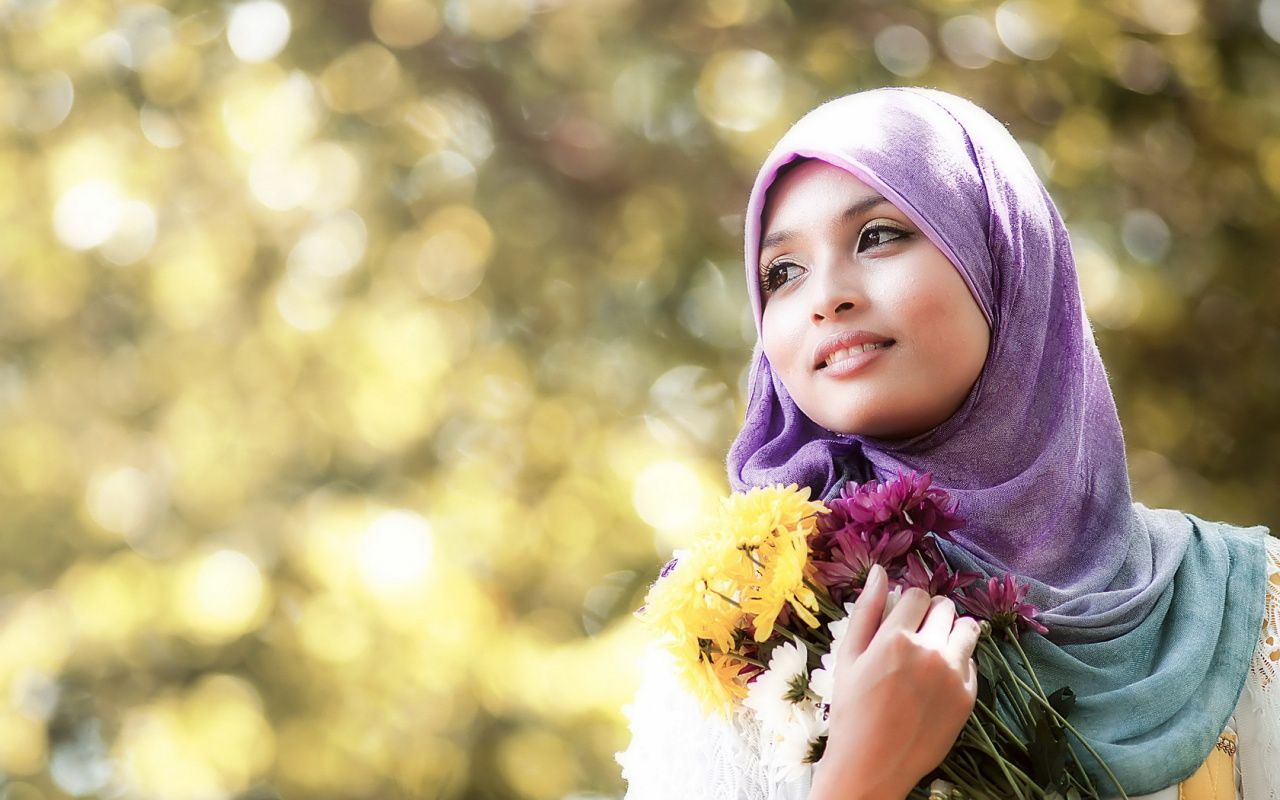 پر بازدید ترین عکس دختر خوشرو و با حجاب با گل های جذب کننده
