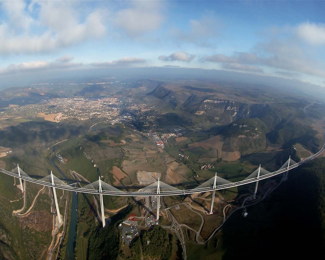 عکس بلندترین و طولانی ترین پل کابلی دنیا پل میلو فرانسه