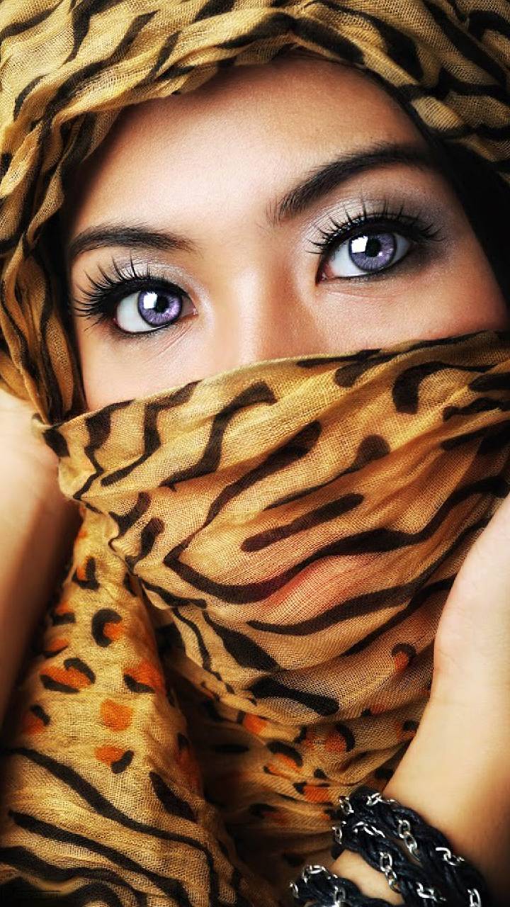 زمینه دختر با حجاب با چشمان بی نظیر از زاویه نزدیک 