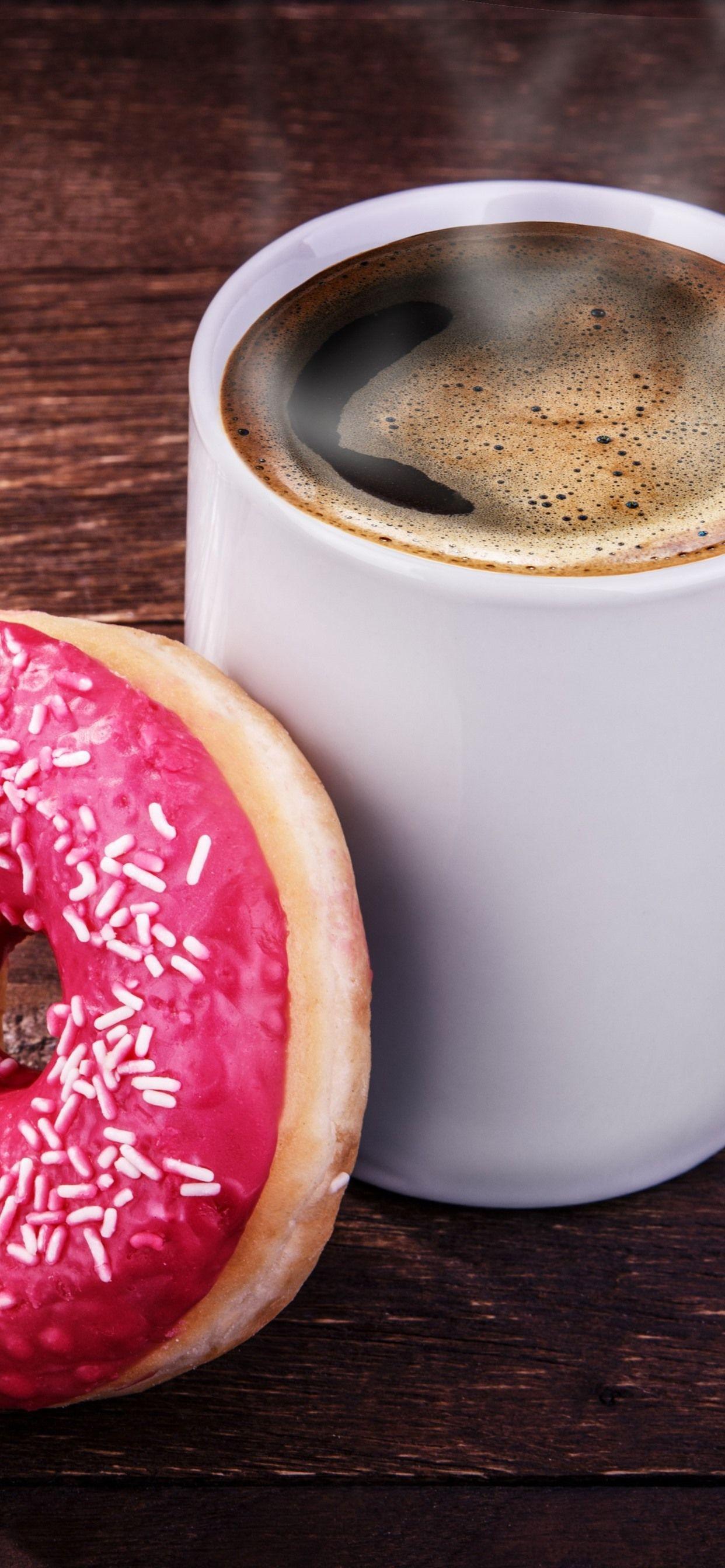 تصویر استوک فنجان سفید قهوه و دونات برای چاپ بنر کافه ها