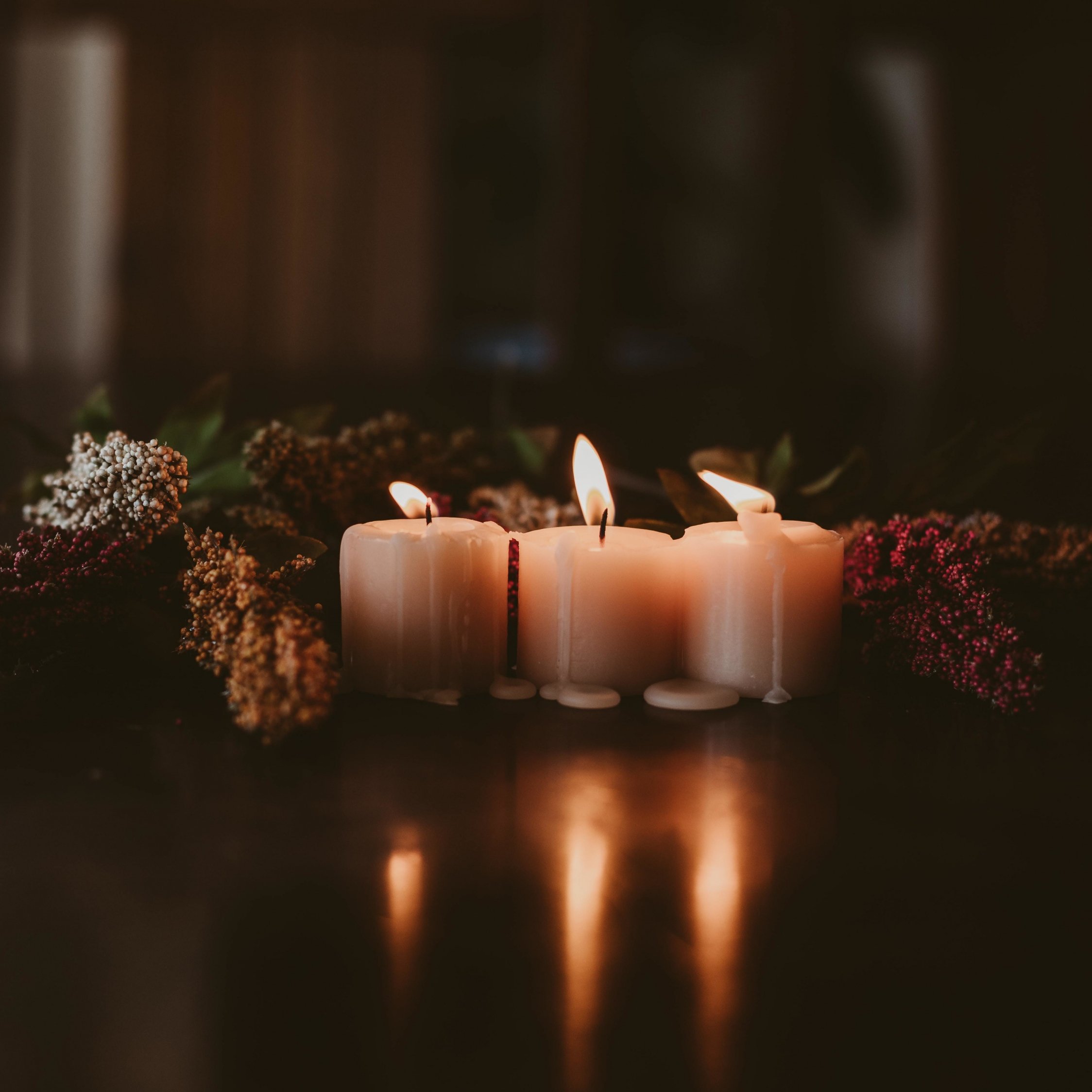 عکس پروفایل شمع سفید با زمینه تیره بدون نوشته  برای تسلیت 
