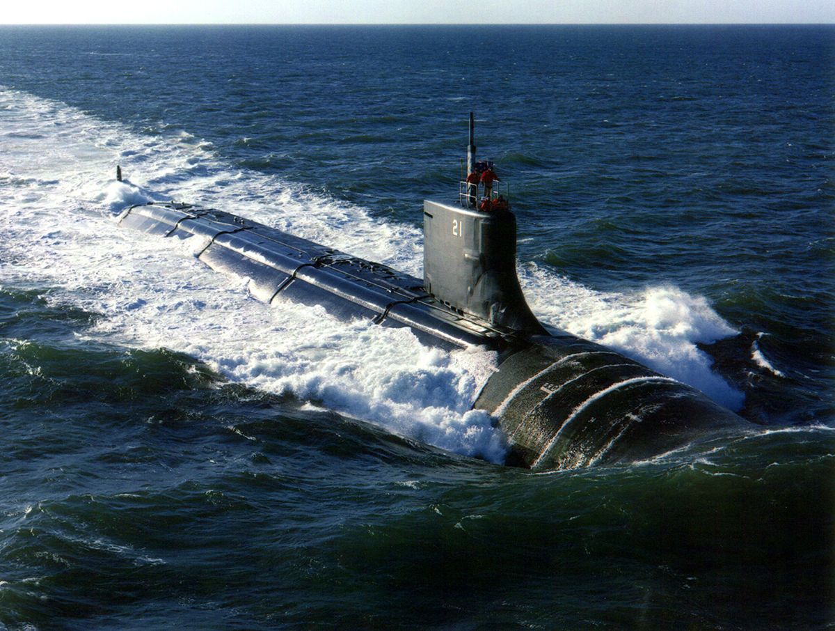 والپیپر شگفت آور و زیبا از زیردریایی قشنگ در آب 