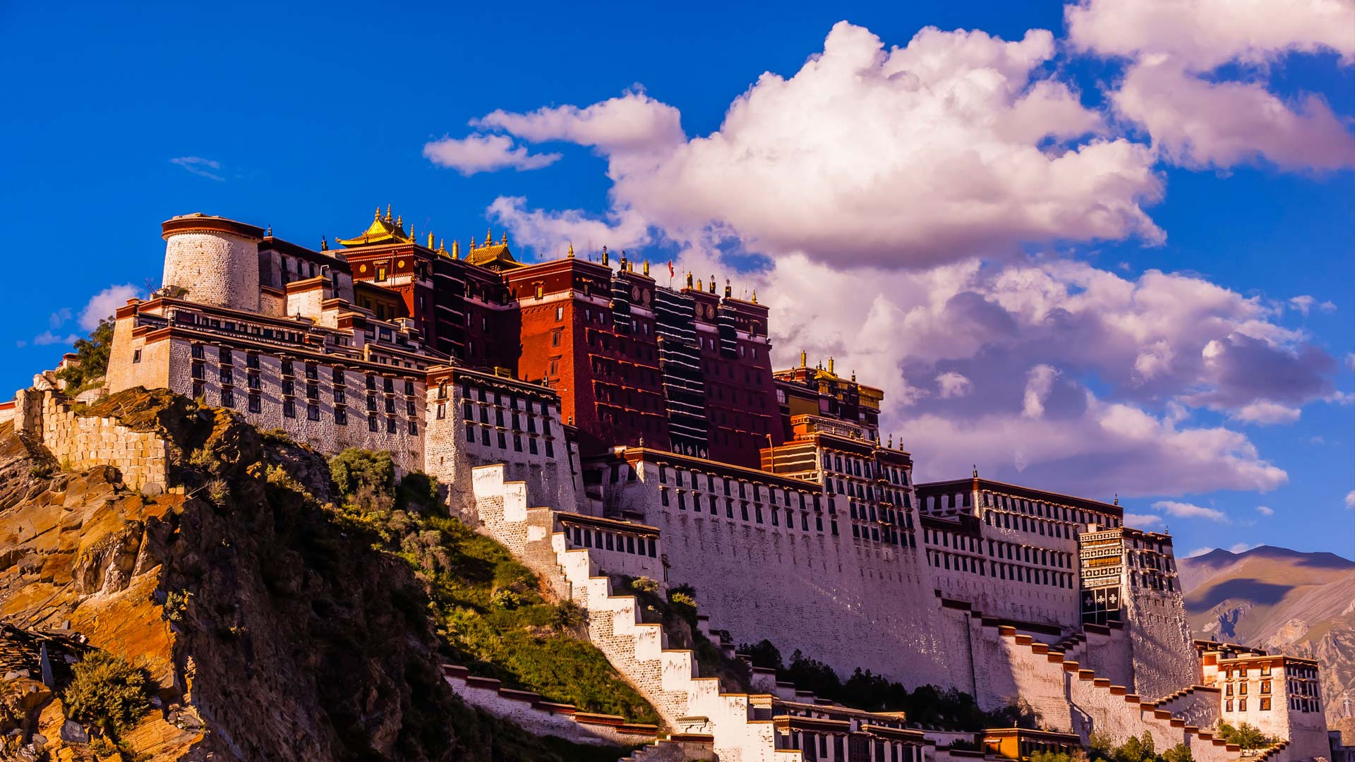 تصویر پس زمینه از دیوار بلند چین در آسمان صاف و آبی با کیفیت 8K