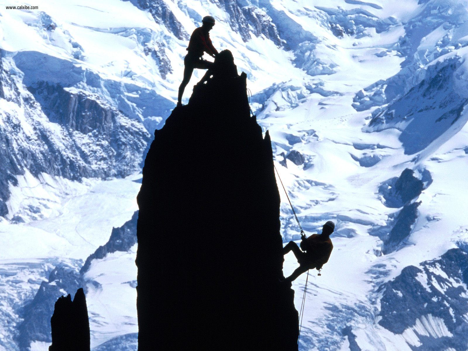 بک گراند شاهکار صخره نورد شجاع روی قله برای لپ‌تاپ 