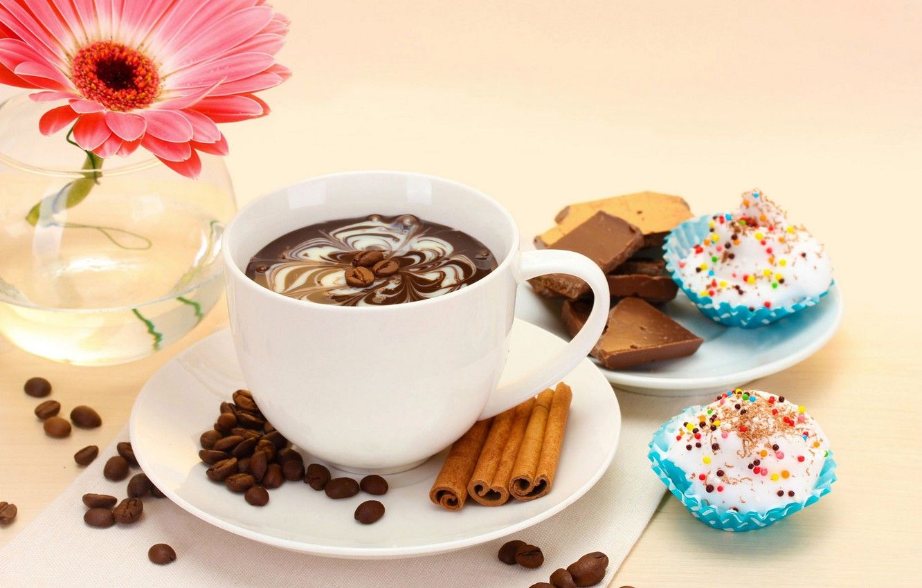 تصویر زیبا از آرت خوشمزه شکلاتی و دارچینی به همراه کاپ کیک 