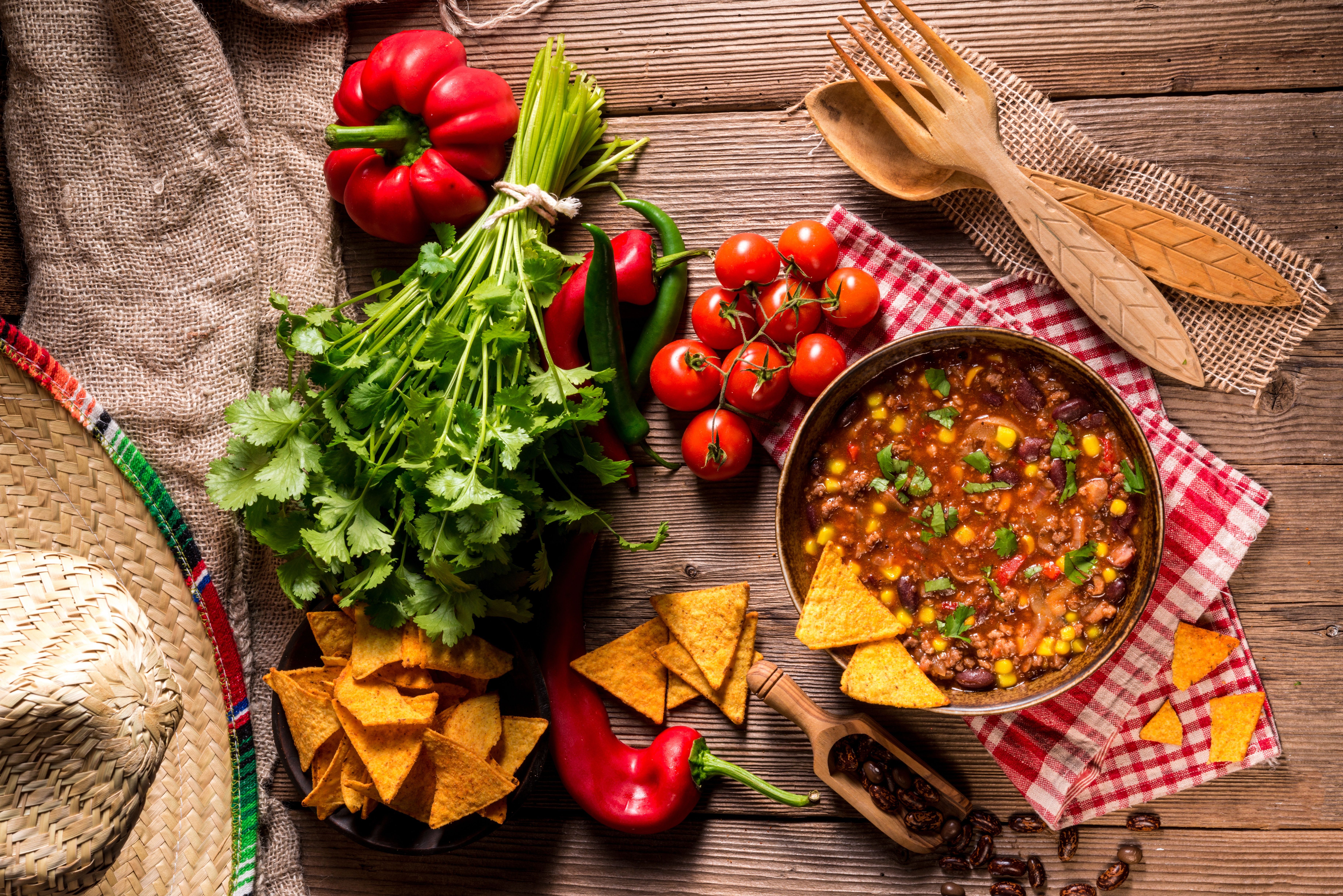 عکس مواد غذایی فوق العاده خوشمزه مکزیکی با غذای معروف کنار آن