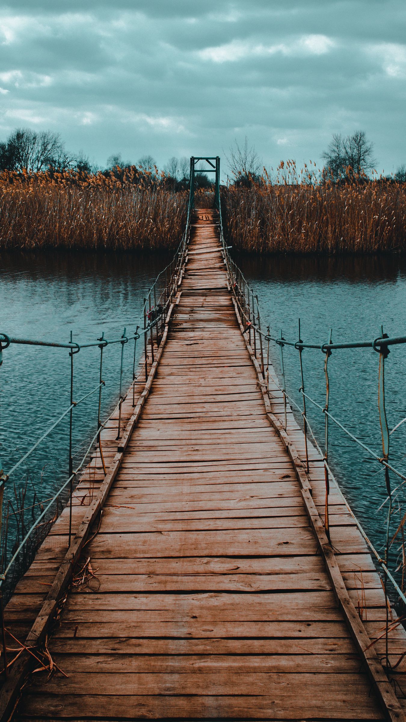 دانلود تصویر زمینه رویایی از پل معلق روی دریاچه   